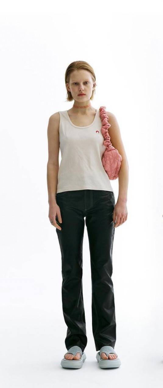 Cozy Shoulder Bag / Carlyn Bag 2022 สายแฟชั่นเกาหลีห้ามพลาด‼️ เป็นกระเป๋าที่กำลังได้รับความนิยมอย่างมากในเวลานี้ ถูกออกแบบมาให้มีลักษณะนุ่มนิ่มไม่ต่างจากพัฟเฟิลโค้ตหรือผ้านวม เลือกหยิบมาใช้ แมตช์เข้ากับคอสตูมได้ในแต่ละวัน