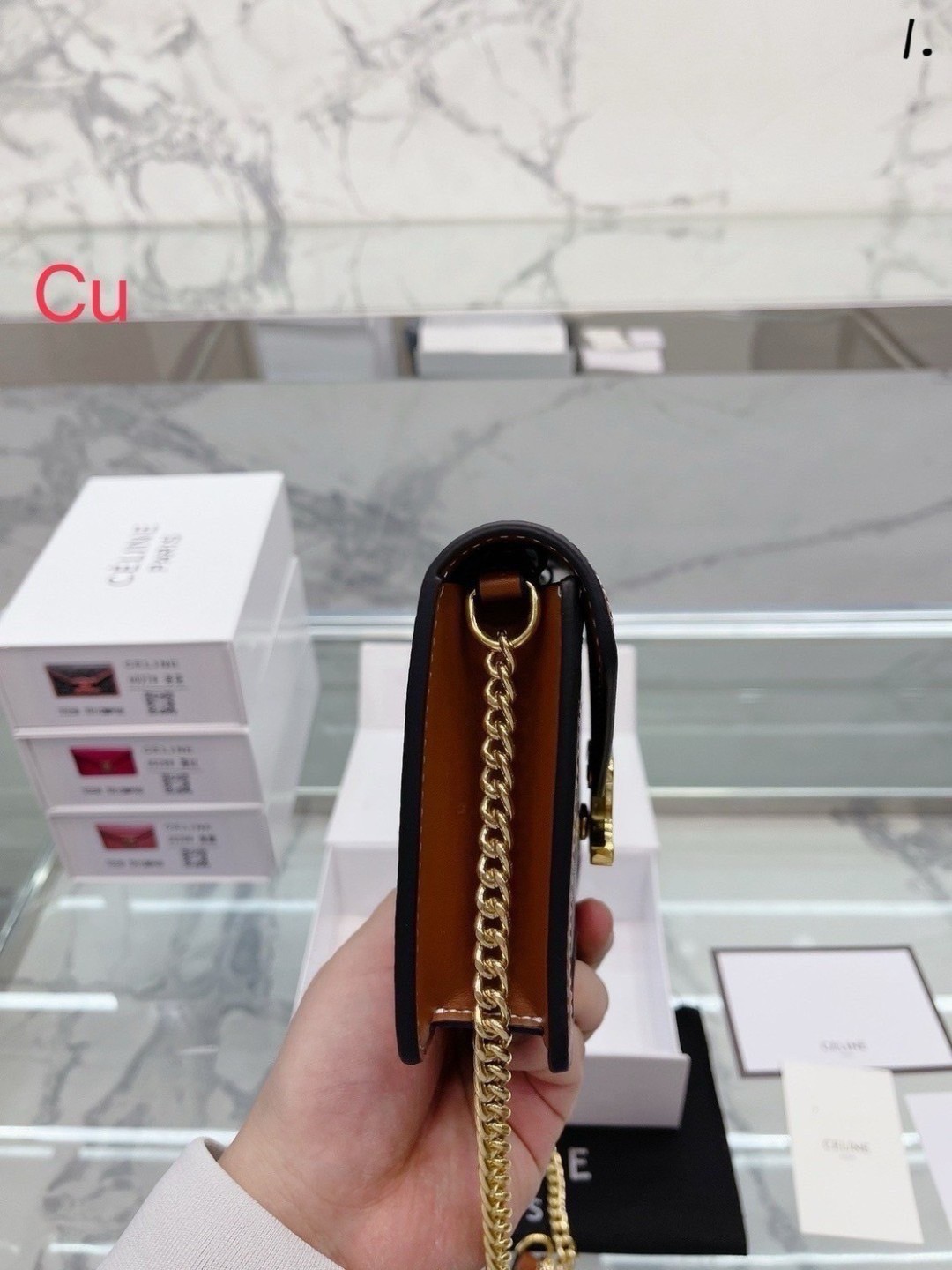 CELINE triomphe margo wallet on chain กระเป๋าสะพายสวยอยู่ทรงตั้งได้ รูปทรงย้อนยุคสไตล์วินเทจลัคชู ดีไซน์เอกลักษณ์ ขนาดกำลังดี