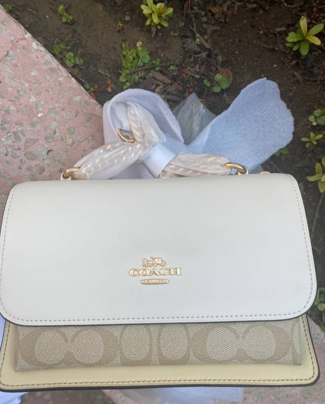 พร้อมส่งถึง8สี ห้ามพลาดค่ะ! COACH KLARE CROSSBODY BAG ((91019//91174//90400//1424//90635)) พร้อมส่งที่ไทย กระเป๋าสะพายครอสบอดี้ร์หรือสามารถทบเป็นสายคู่คล้องไหล่ได้ด้วยค่ะ หนังแท้ แต่ละสีทำลายหนังได้สวยงามแตกต่างกันออกไปนะคะ ✔️ห้อยด้วยป้ายแบรนด์แบบโ