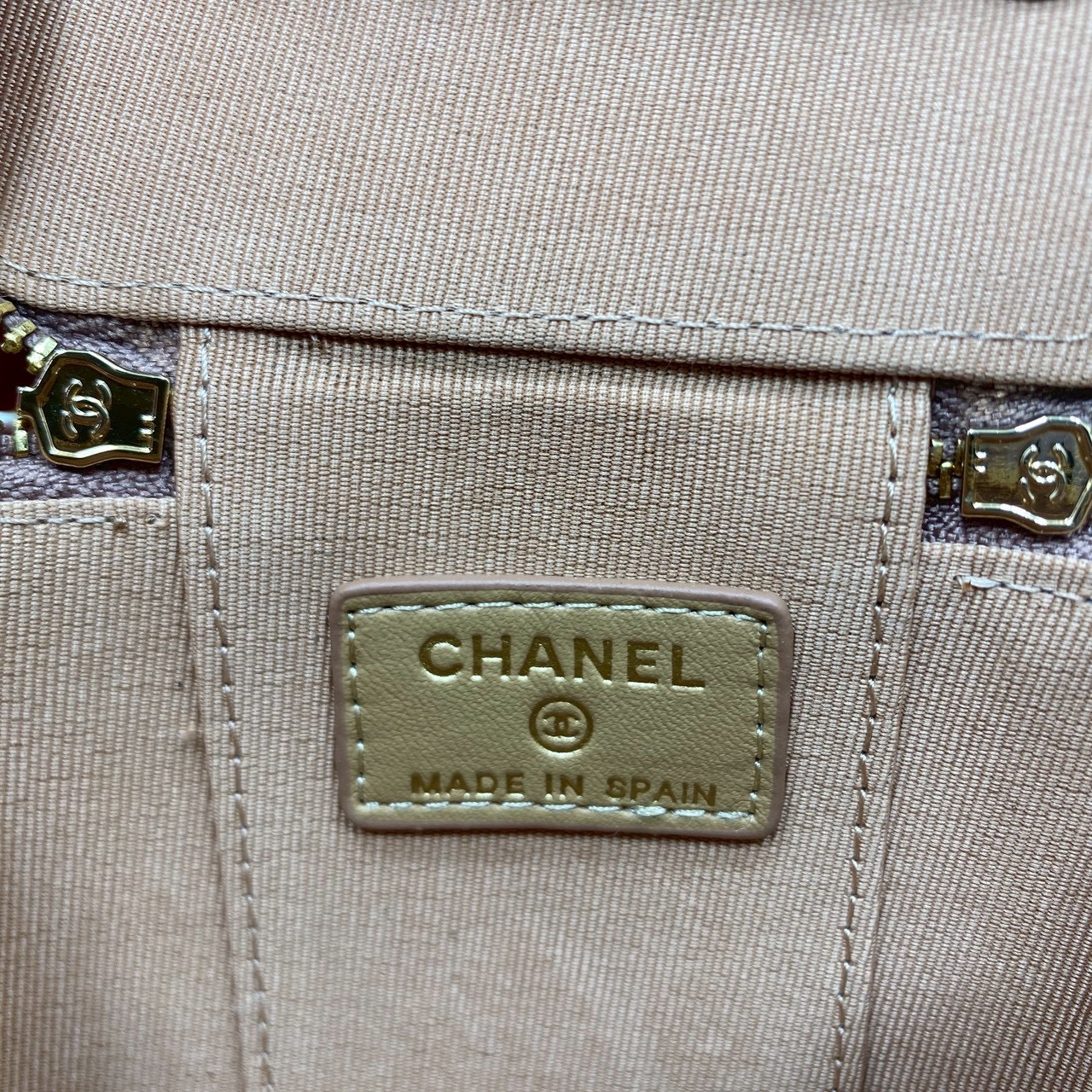 ORI หนังแท้ | Chanel Small Vanity with Chain กระเป๋าสะพายทรงวานิตี้ใบเล็กน่ารัก ดีไซน์เรียบหรู ใส่เครื่องสำอางค์หรือของใช้จุกจิกได้ น่ารักน่าใช้ สวยหรูดูแพง ลุคคุณหนูสายคิ้วควรมีค่า