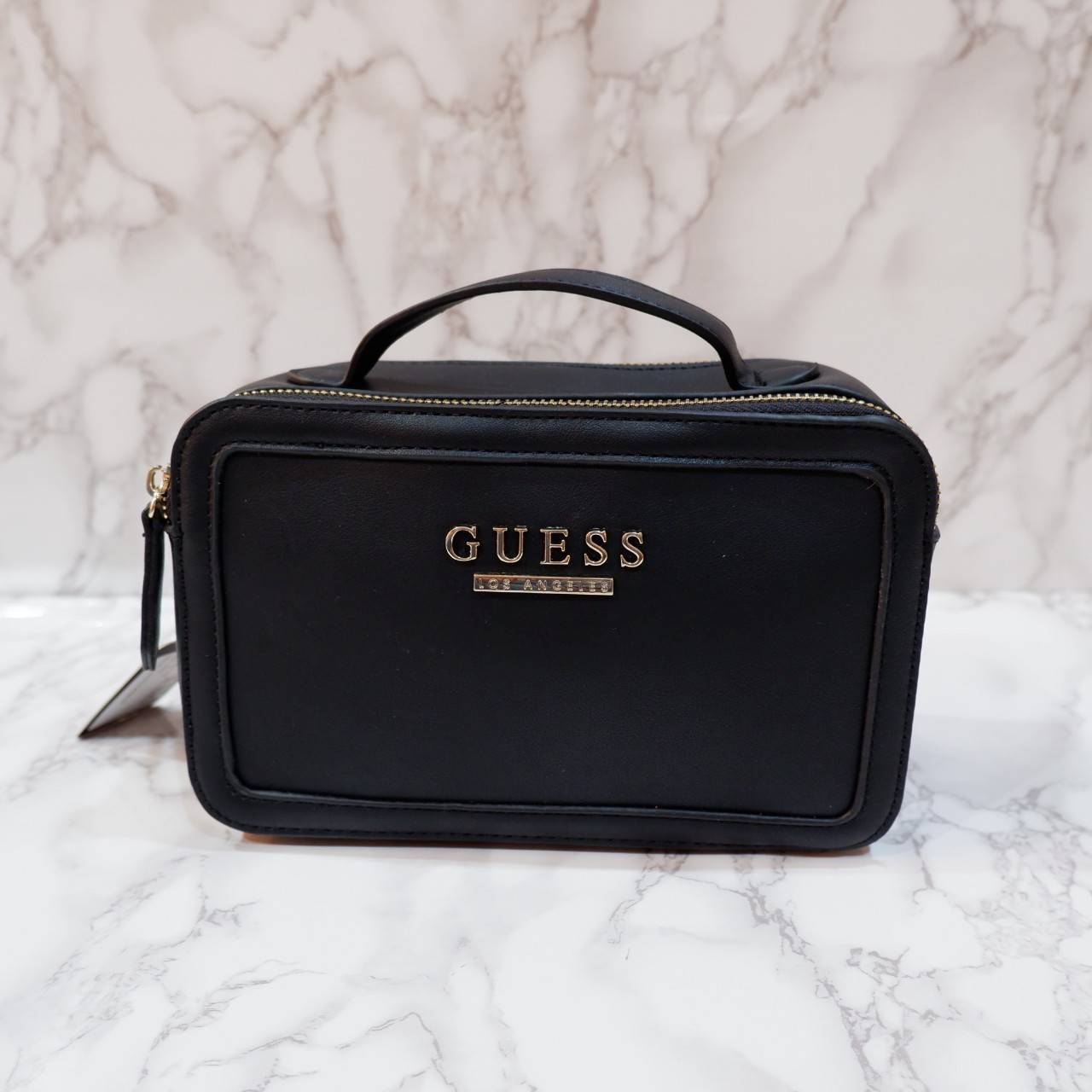 GUESS กระเป๋าหูหิ้วสะพายข้าง ทรงกล่องมีหูจับถนัดมือ มี2ช่องกระเป๋า ด้านหน้าติดโลโก้แบรนด์สีทอง