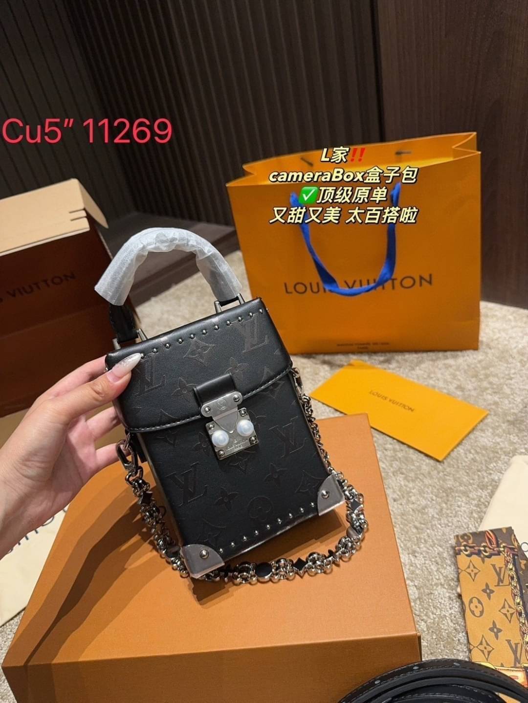 LV Camera Box Leather Bag กระเป๋าทรงกล้องสีดำคลุมโทนสวยคลาสสิก ปั้มลาย Monogram Flower ให้กลิ่นอาย edgy สไตล์ร็อกแอนด์โรล ไอเท็มหรูหราย้อนยุค ผสมผสานความทันสมัย