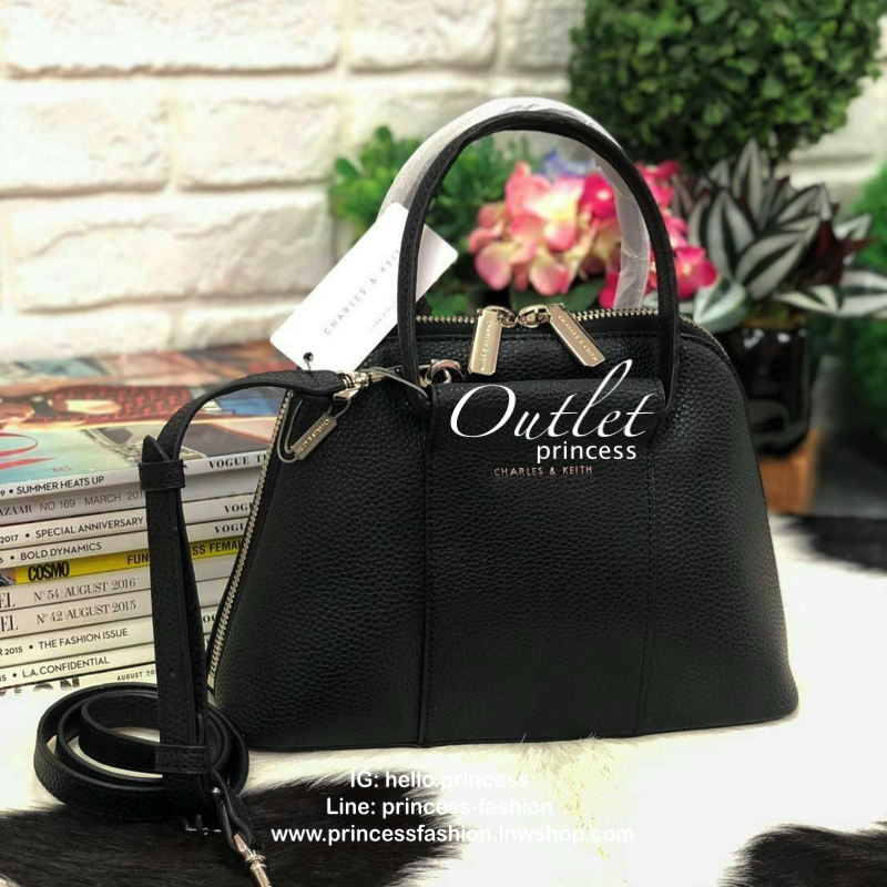 CHARLES & KEITH MINI RING HANDLE DOME BAG 2019 กระเป๋าสะพายขนาดเล็กหนัง pu ลาย pebble ทรงโดม หนังนิ่มอยู่ทรง ด้านหน้าโลโก้โลหะนูน เปิด-ปิดด้วยซิป ซิปคู่ รูดได้สุดใบ เปิดได้กว้างสะดวกหยิบสัมภาระ ภายในมีช่องซิปเล็ก 1 ช่องและช่องย่อย ใส่กระเป๋าเงินยาวได้ มีส