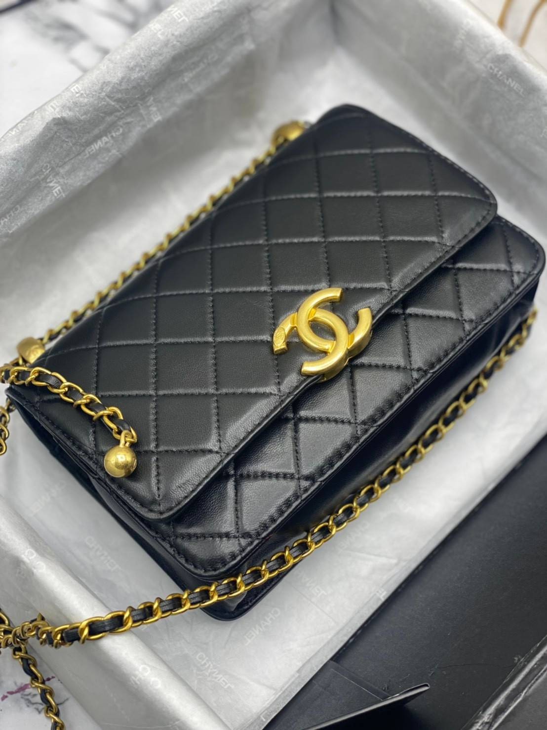 CHANEL WOC กระเป๋าสะพายหนังแท้ทรงสวยตลอดกาล งานหนังแท้เรียบสวย เนื้อนุ่ม อยู่ทรงคุณภาพดีตามแบบฉบับของแบรนด์ น้ำหนักเบา ด้านหน้ามีโลโก้แบรนด์อะไหล่ทองหรูหรา ปิดปิดด้วยฝาปิดกระดุม ตัวจริงสวยมากๆถูกใจรีบจองนะคะ