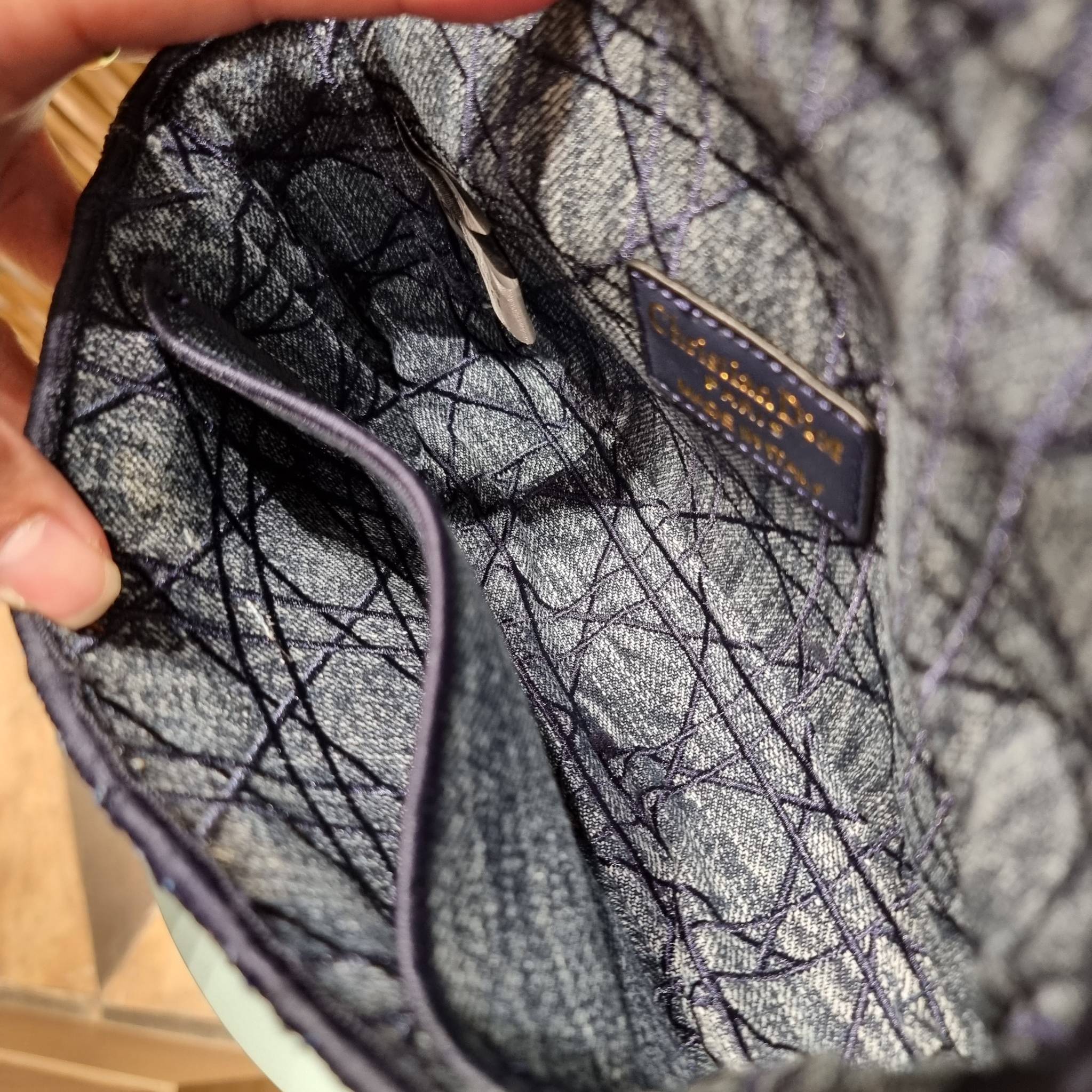 VIP CD SMALL CARO SHOULDER BAG / DIOR CARO / Dior Cruise 2021 Bag กระเป๋าสะพายข้างทรงสวย ดีไซน์ย้อนยุค ที่รอบนี้โดดเด่นเป็นเอกลักษณ์มากๆ ดีไซน์สีเดนิมคลาสสิค เปิด-ปิดด้วยอะไหล่บิดล็อค หรูหรา ใช้งานง่าย วัสดุผ้าเดนิมทนทาน ภายในเป็นช่องโล่ง มีช่องย่อย ด้านห