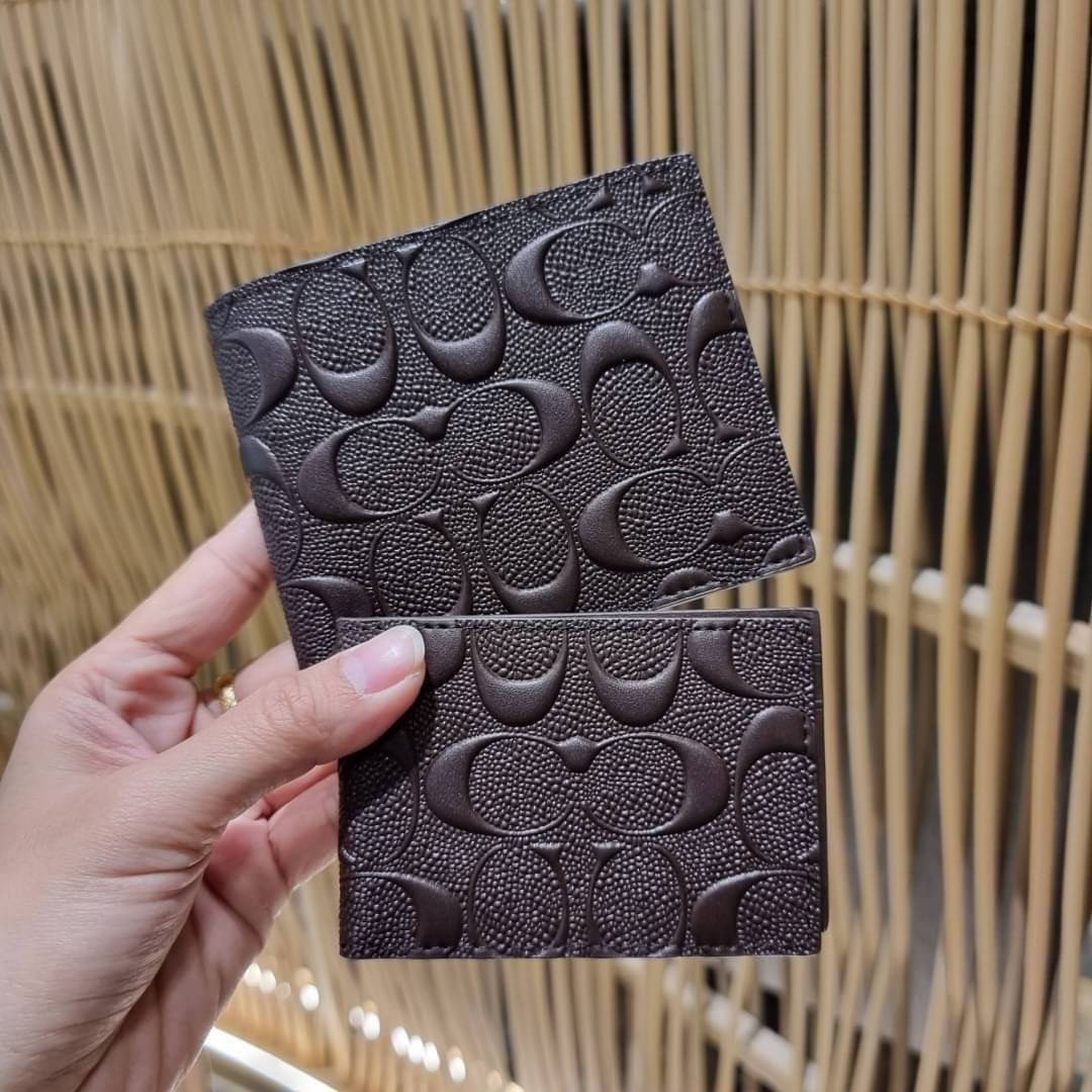 COACH 75371 COMPACT ID WALLET IN SIGNATURE CROSSGRAIN LEATHER กระเป๋าสตางค์ผู้ชาย ลาย c นูนเต็มใบ หนัง crossgrain อีกรุ่นที่ยอดขายไม่เคยตก 🤑🤑 ใบจริงดูผู้ดี ดูแพง!! ภายในมีช่องใส่บัตรได้เยอะ ใส่ธนบัตรได้ทุกใบ ซื้อให้คุณหนุ่มๆรับรองประทับใจไ