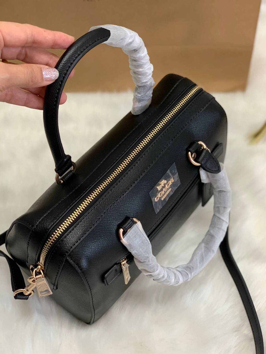 COACH ROWAN SATCHEL BAG ((79946)) กลับมาอีกครั้ง พร้อมสีหายากค่ะ! กระเป๋าหิ้วทรงหมอนสุดฮิตของสาวๆ//สะพายข้างได้ หนังแท้ ลายหนังสวย ทรงสวย ด้านหน้ามีช่องซิปให้หนึ่งช่อง เปิดปิดช่องหลักแบบซิป ภายในกว้างใส่ของจำเป็นของสาวๆได้ครบ มีช่องเล็กและช่องซิปใส่ของจุก