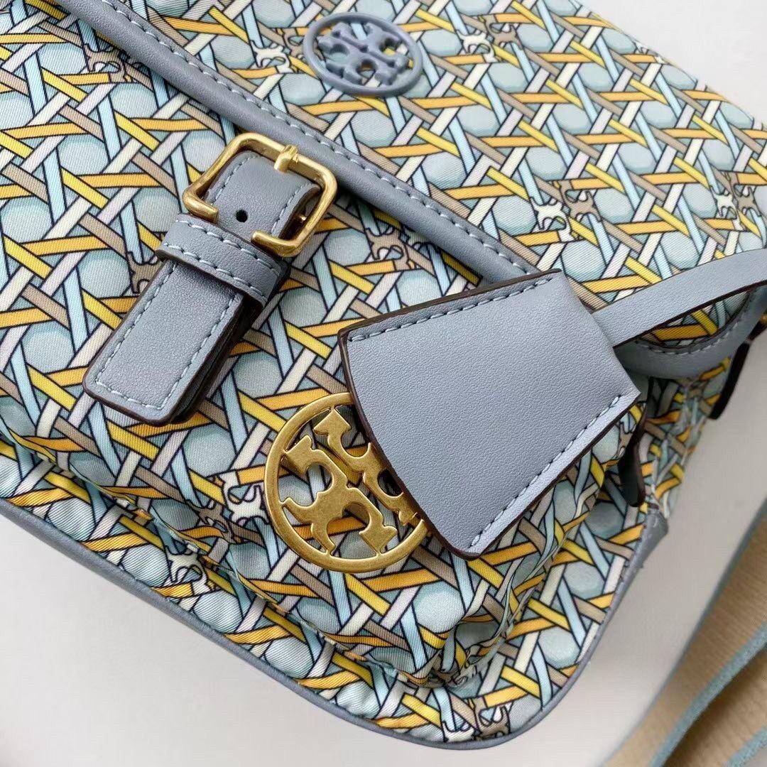 ของแท้ 💯% 】Tory Piper Printed Crossbody 80486 กระเป๋าถือ สะพายข้างหรือ Crossbody ได้ วัสดุผ้า nylon ด้านในโล่งมี1ช่องซิป และ1ช่องใส่ของจุกจิก ซับในผ้าสวยหรู