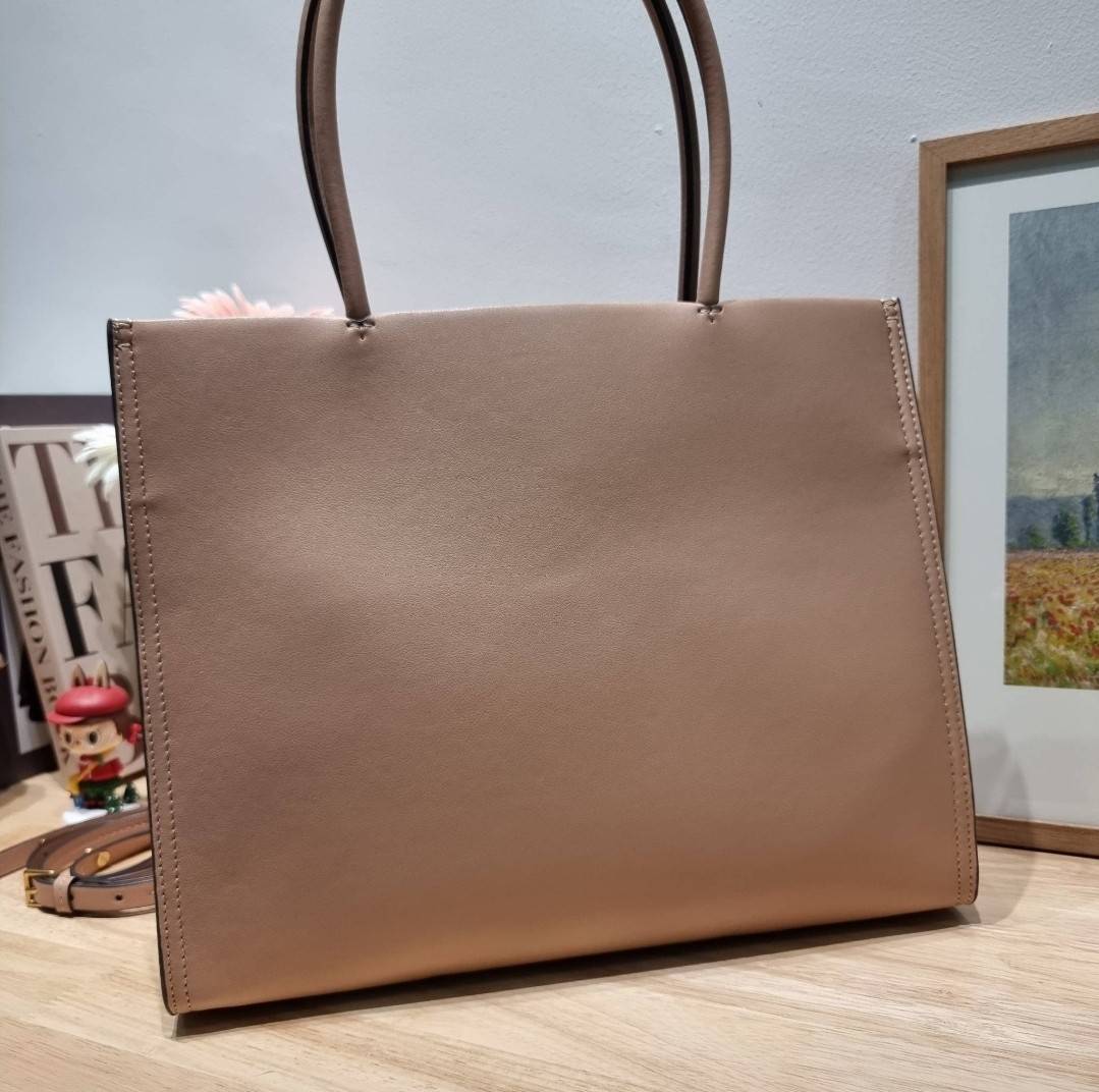 TORY BURCH ECO ELLA TOTE BAG / TORY TOTE BAG พร้อมส่ง 3 สี กระเป๋าสะพายทรงโท้ท ขนาดกำลังสวย จุของได้เต็มที่ รูปทรงคลาสสิคชวนใช้ โดดเด่นด้วย patch โลโก้ คอลเลคชั่นน้องใหม่ ส่งมาให้สาวๆได้ใจฟูอีกหนึ่งไอเท็ม