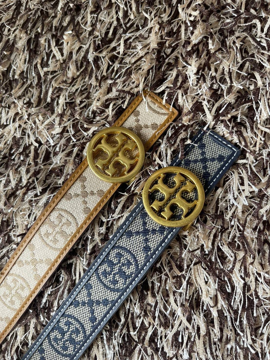 Tory burch t monogram jacquard belt เมื่อพูดถึงแบรนด์ระดับ Hi-end แล้วจะพลาดไม่ได้เลยกับแบรนด์ Tory Burch ที่ครองใจสายแฟชั่นมาโดยตลอด กับหัวเข็มขัดสัญลักษณ์ Double T ที่ได้รับความนิยมสูง มีการดีไซน์หัวเข็มขัดเป็นทองเหลืองเพื่อให้มีความโดดเด่นมากขึ้น ลวดลา