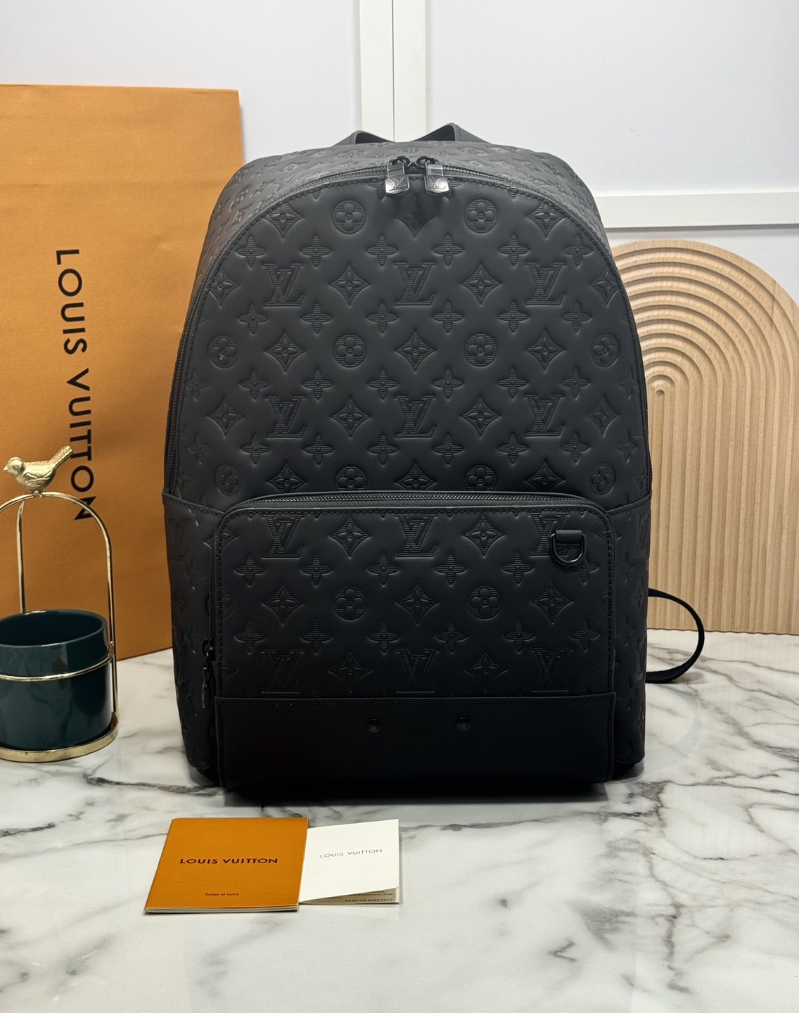 LV Racer Backpack กระเป๋าเป้สะพายหลัง รุ่นนี้สะท้อนถึงความสปอร์ตและเทห์ด้วยหนัง Monogram Shadow หนังแท้เนื้อนุ่มสีดำสง่างาม