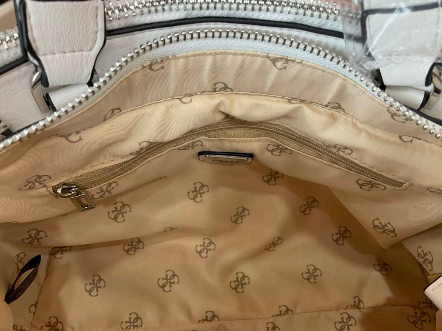 ของแท้ 💯% 】Guess Women’s Crossbody Bag กระเป๋าสะพายข้าง มาพร้อมกระเป๋าใบเล็ก ถอดออกแยกใช้งานได้ วัสดุ Pu หนังนิ่ม จับนุ่มมือมากๆ ด้านหน้าประดับโลโก้แบรนด์ กระเป๋ามีดีเทลเย็บลาย G