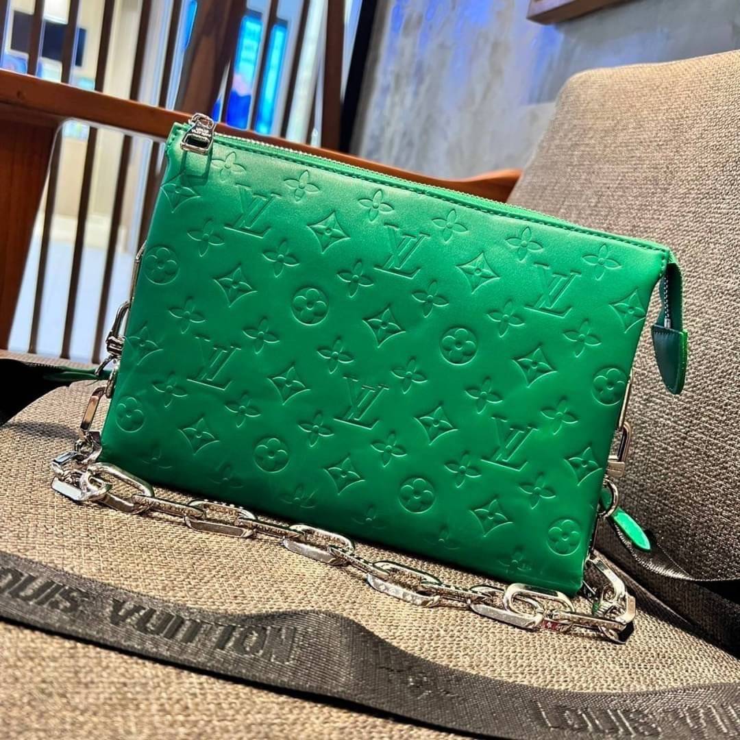LV HANDLE POUCH MONOGRAM / LV Coussin กระเป๋าสะพายกึ่งคลัชท์ สุดล้ำ มาแรงมาก ด้วยความสวยปังตั้งแต่แรกเห็น วัสดุหนังแกะปั๊มลายสวยคม มาพร้อมสาย 2 เส้น เลิศๆ มีสายโซ่ที่มีดีเทลละเอียดไม่ซ้ำ และสายสปอร์ตครอสบอดี้ ที่จะคล้องไว้ทั้งสองเส้นก็ดีงาม หรือสลับใช้ตาม