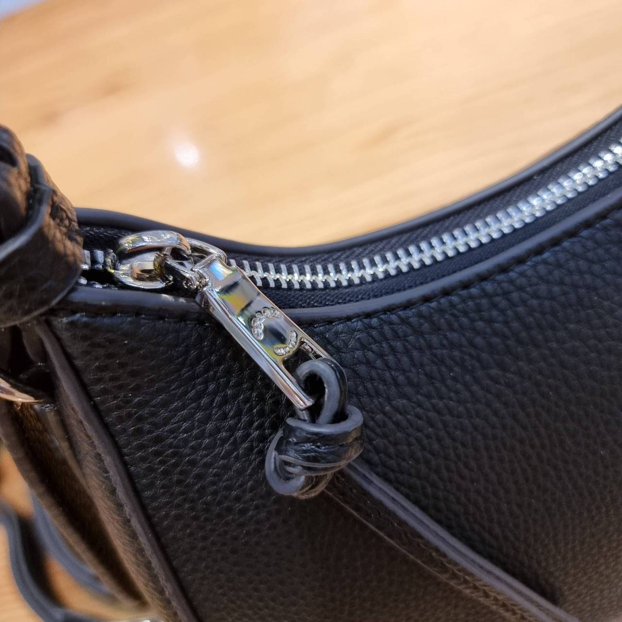 COACH C6807 KLEO HOBO IN SIGNATURE CHAMBRAY ใหม่ล่าสุด คอลเลคชั่นสุดคิ้วท์ ที่สาวๆต้องหลงรัก กระเป๋าสะพายทรงโฮโบ ที่ดีไซน์มาให้ปรับใช้งานได้หลากหลาย วัสดุหนัง pepble สวยหรู รูดเปิด-ปิดด้วยซิป ภายในเป็นช่องโล่ง สายคล้องสามารถถอดออกใส่สายยาวสะพายข้างได้ หรื