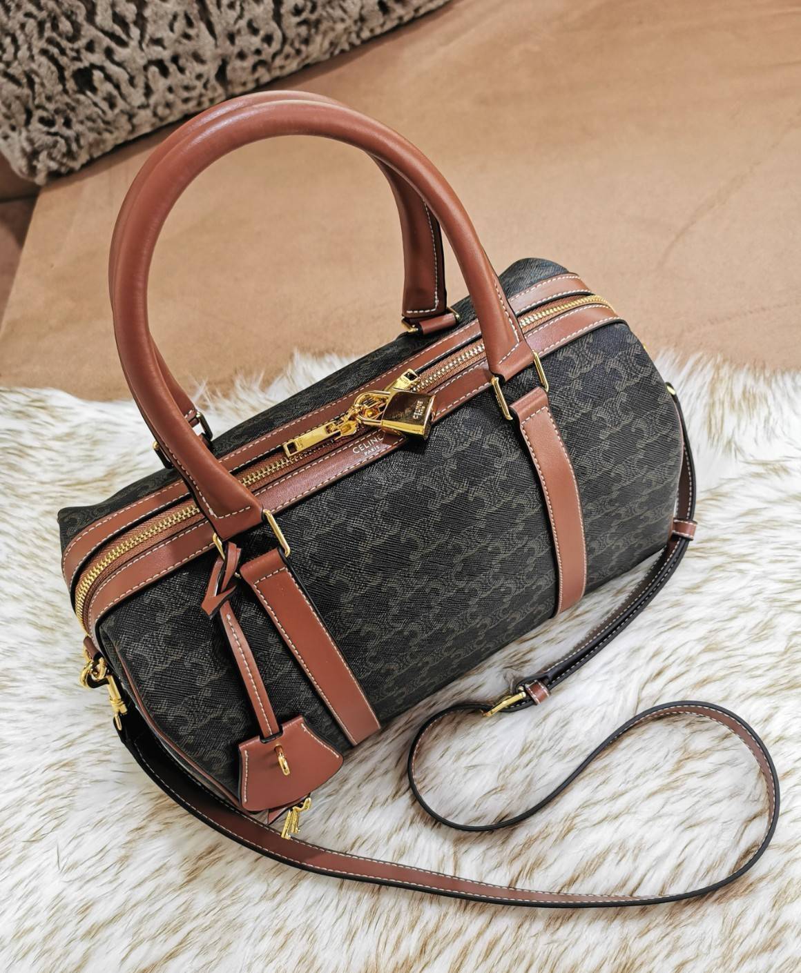 พรีเมี่ยมกิ๊ฟแท้ 100% 】CELINE TRIOMPHE CANVAS BOSTON BAG VIP GIFT WITH PURCHASE (GWP) พรีเมี่ยมกิ๊ฟ Limited Edition จาก CELINE HAUTE PERFUME DUTYFREE วัสดุ TRIOMPHE CANVAS หนังขึ้นลาย Signature สวยหรูสุดคลาสสิคดีไซน์ไม่มีเอ้าท์