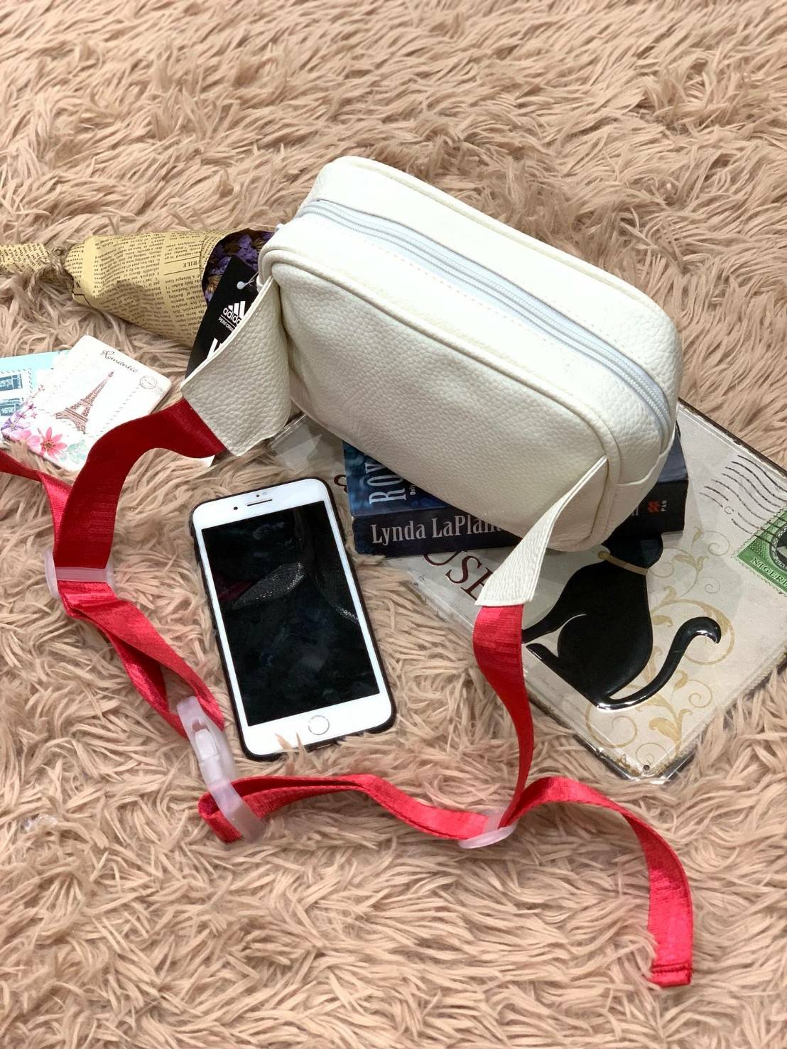 Adidas mini waist bag กระเป๋าสะพายคาดอกหรือคาดเอวขนาดมินิ วัสดุหนังpuลายหนังแกะเทียม มีช่องซิปใช้งาน2ช่อง ใส่โทรศัพท์มือถือได้ทุกรุ่น สายสะพายปรับความยาวได้ฟรีไซส์ ออกแบบมาเพื่อใช้งานได้ทั้งหญิงและชายเลยคร้า!!