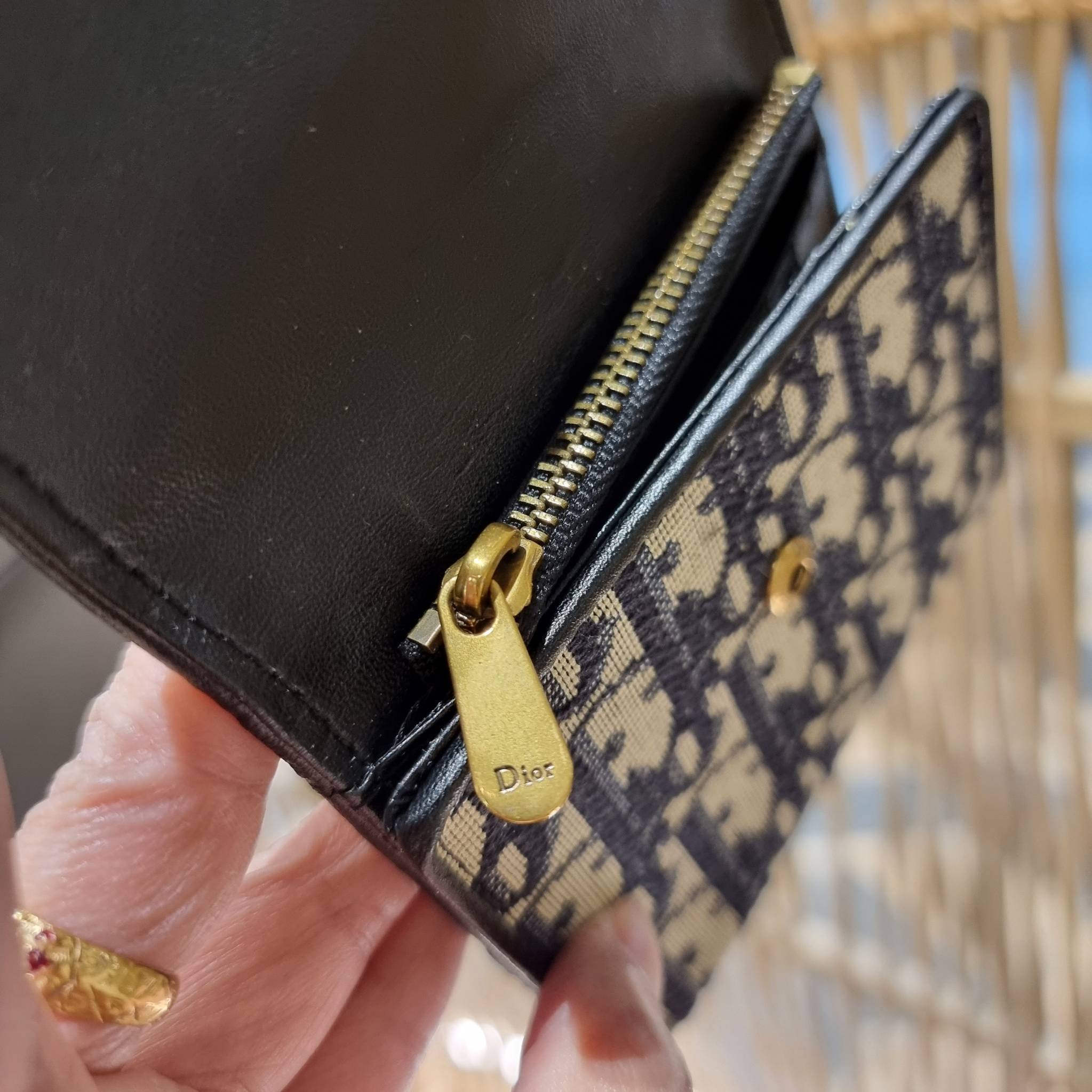 VIP 】CD TRIFOLD WALLET WITH GWP ที่สุดของความคลาสสิค กระเป๋าสตางค์ใบสั้นแบบพับ พรีเมี่ยมกิ๊ฟจากเคาน์เตอร์ วัสดุผ้าแคนวาสปักลาย สลับหนังแท้ภายใน โลโก้สีทองเหลือง สวยวินเทจ โดดเด่นเป็นเอกลักษณ์ ภายในมีช่องใส่บัตร ใส่ธนบัตร ใส่เหรียญได้ คัดมาให้แบบปังๆ ต้องจ