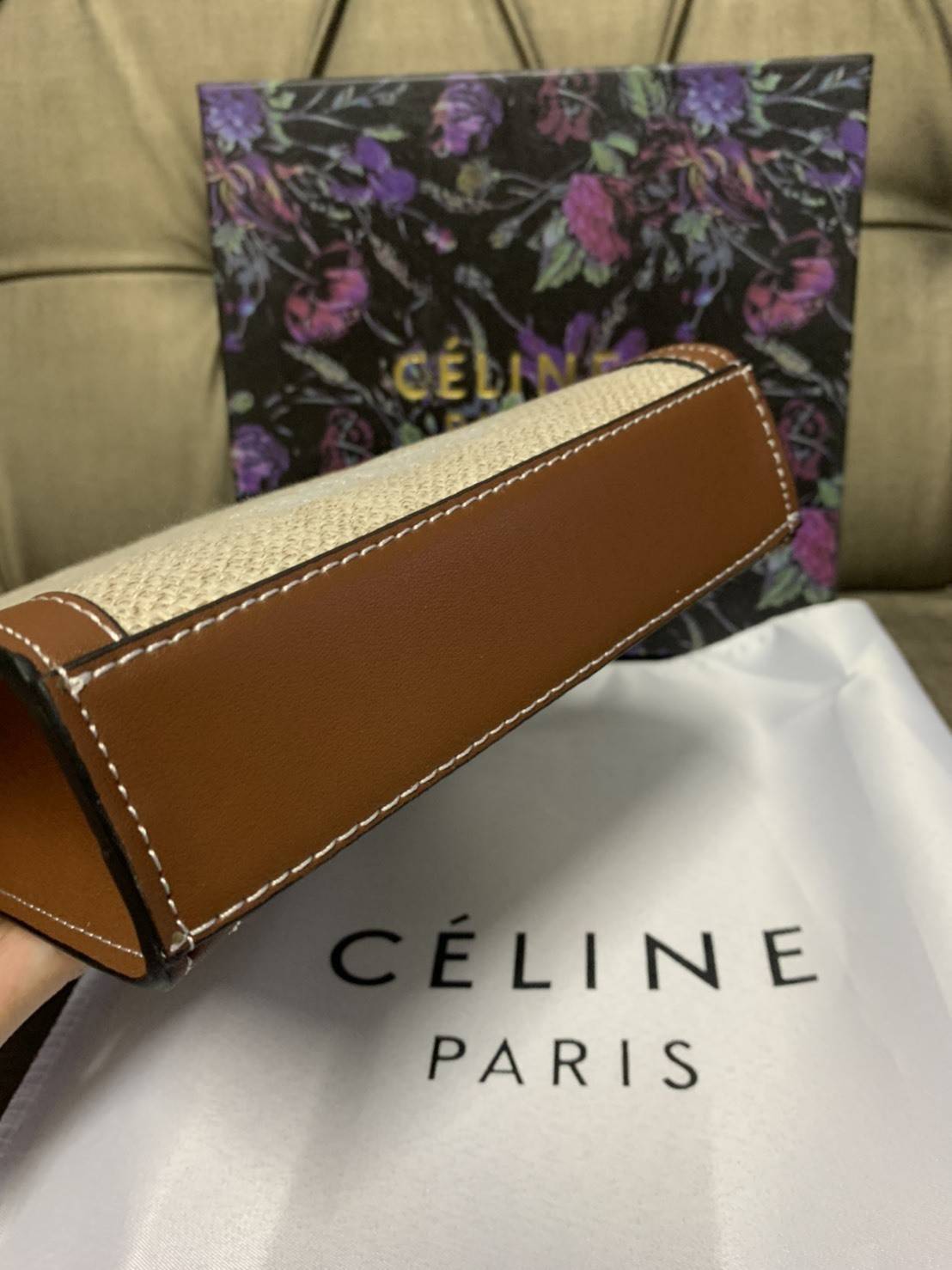 CELINE MINI HAND CARRY AND CROSSBODY BAG VIP GIFT WITH PURCHASE (GWP) พรีเมี่ยมกิ๊ฟ Limited จาก CELINE HAUTE PARFUME DUTYFREE COUNTER วัสดุ COATED CANVAS งานทรงเหลี่ยมสวยหรูสุดคลาสสิคในสไตล์สาว Lisa หนังสวยอยู่ทรงกันน้ำ มีโลโก้แบรนด์ด้านหน้า ภายในโล่งกว้า