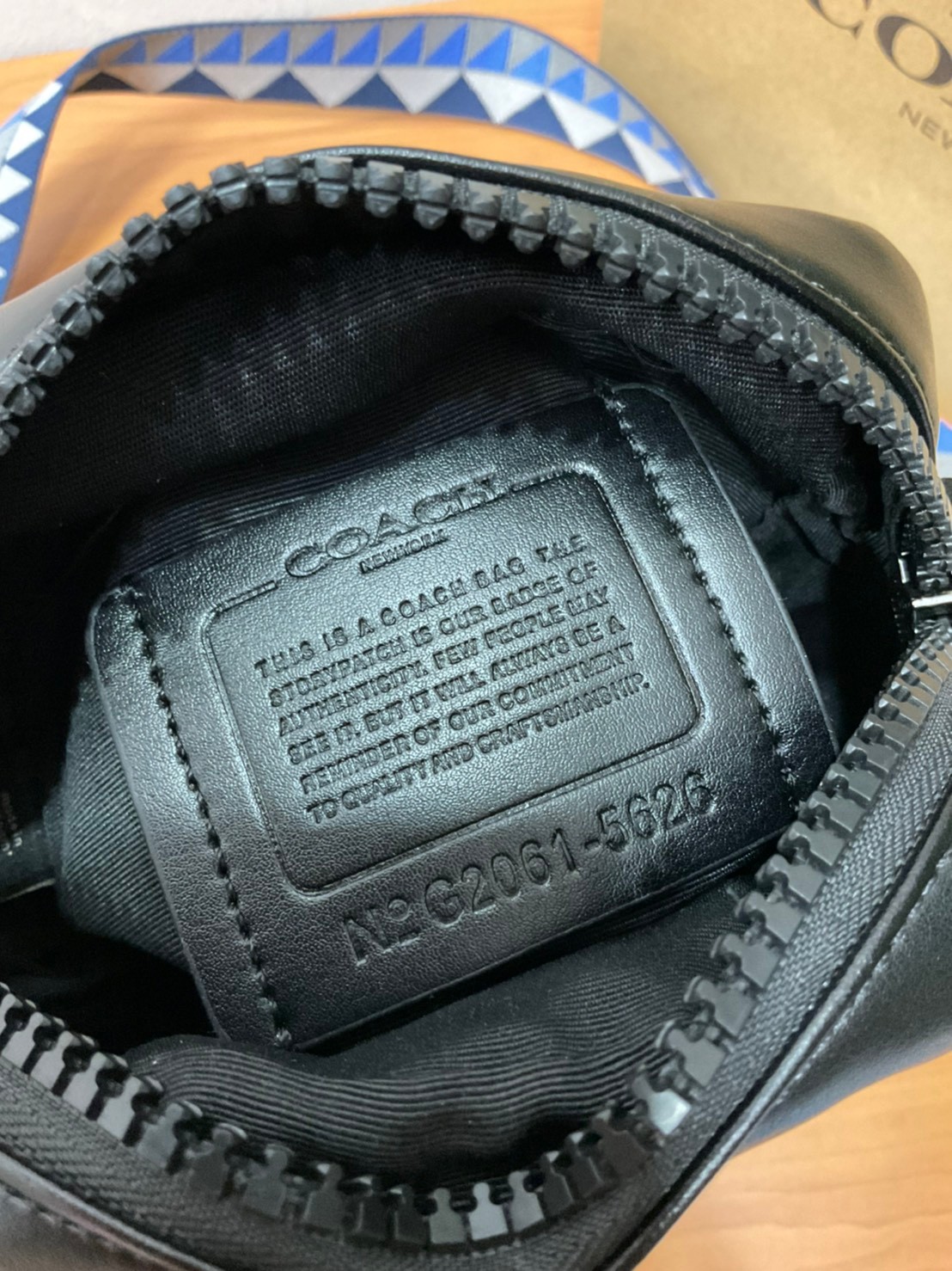 COACH NORTH/SOUTH EDGE CROSSBODY (COACH 5626) IN SIGNATURE CANVAS (COACH 6788) กระเป๋าสะพายผู้ชาย กระเป๋าสะพายรุ่นใหม่ ชนช็อป (!!)รุ่นหายาก สี COBALT MULTI วัสดุทำจาก หนังลูกวัวแท้ เนื้อเรียบ พิมพ์ลาย ขนาดกำลังดี