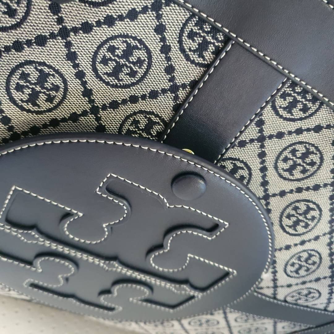 OUTTLET 】TORY BURCH TOTE BAG วัสดุ CANVAS ทั้งใบตัดด้วยหนังแท้สี NAVY ตัวกระเป๋าตั้งอยู่ทรงสวย แต่งโลโก้แบรนด์ด้านหน้า ด้านข้างมีกระดุม สามารถขยายทรงได้ ด้านในเปิดปิดด้วยกระดุมแม่เหล็ก ช่องกว้างหลักหนึ่งช่องและช่องซิปอีกช่อง สามารถใส่กระเป๋าสตางค์ยาว สมุด