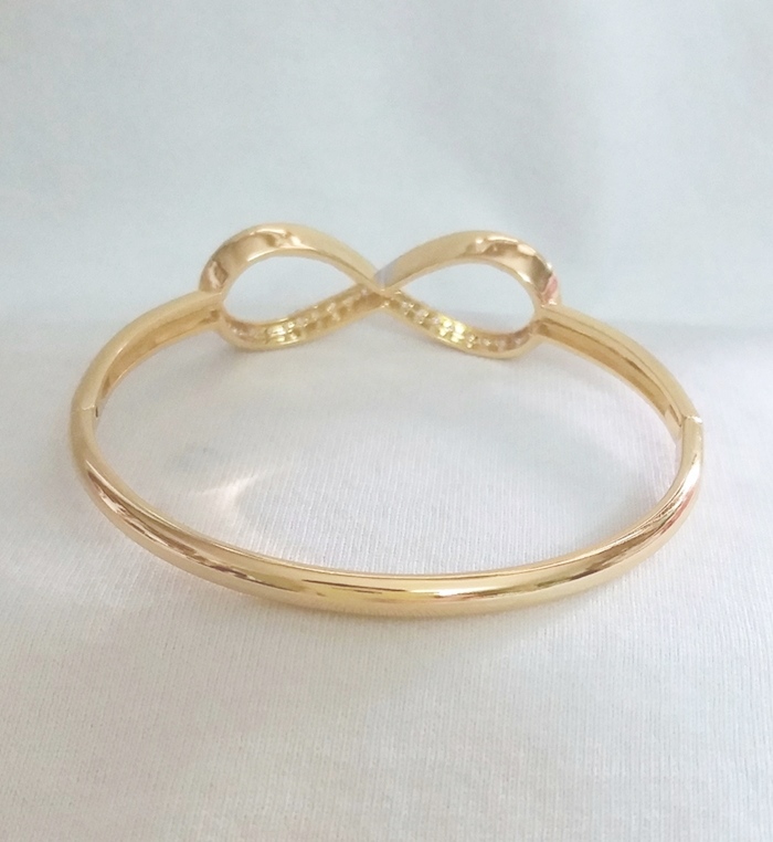 กำไลอินฟินิตี้ประดับเพชรทองไมครอนเสริมเรื่องความรักการงานค่ะ