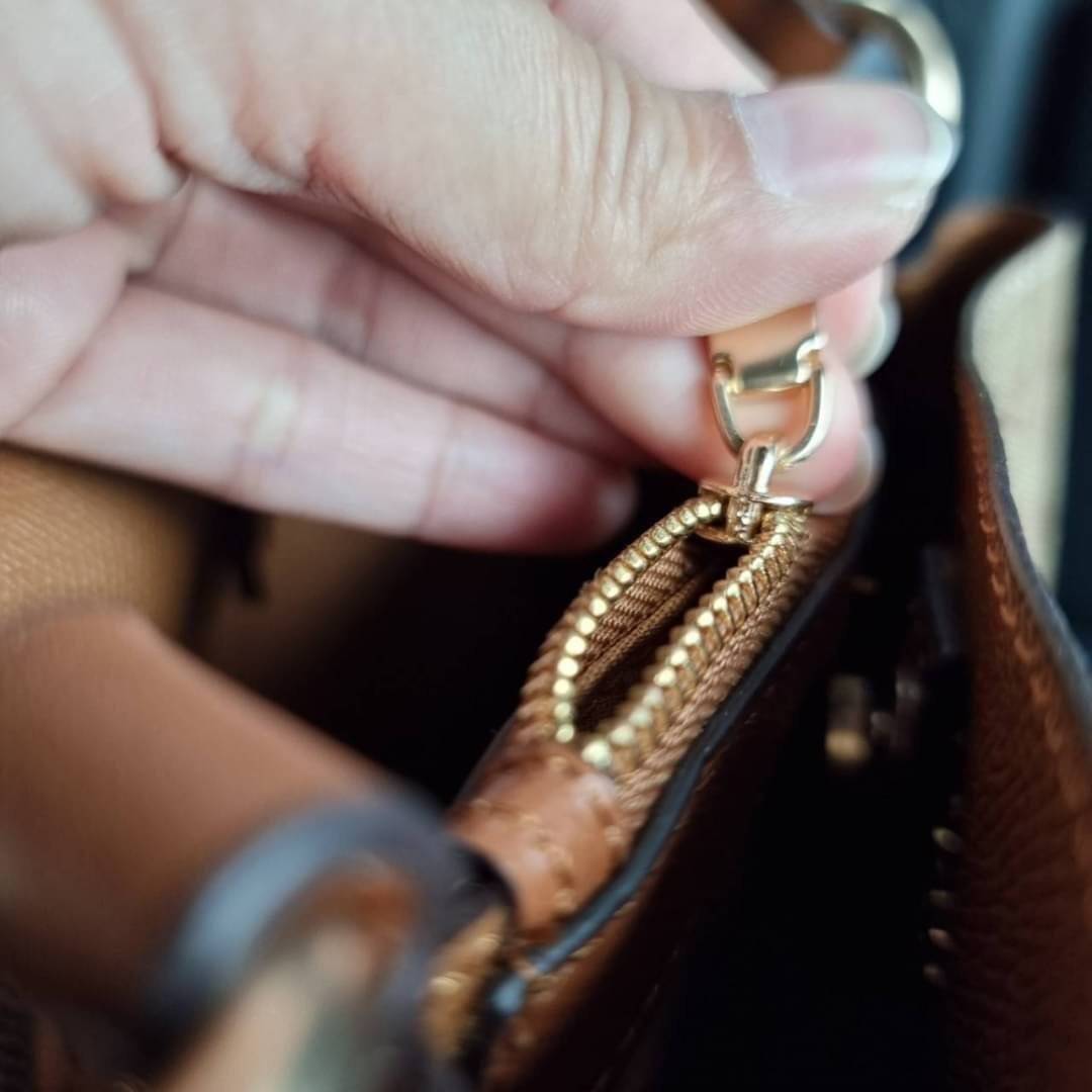 COACH 2312 SMALL TOWN BUCKET BAG IN SIGNATURE CANVAS รุ่นยอดนิยมใบเล็กมาครบสีแล้วจ้า กระเป๋าทรงบัคเก็ต สีผู้ดี๊ผู้ดี ตัวกระเป๋าดีไซน์คลาสสิคลายซี ดูโดดเด่น วัสดุหนังแคนวาสเคลือบลาย สวยคมทุกมุมจริงๆ!! เปิด-ปิดด้วยกระดุมแม่เหล็กทั้ง 2 ฝั่ง ภายในเป็นช่องโล่ง