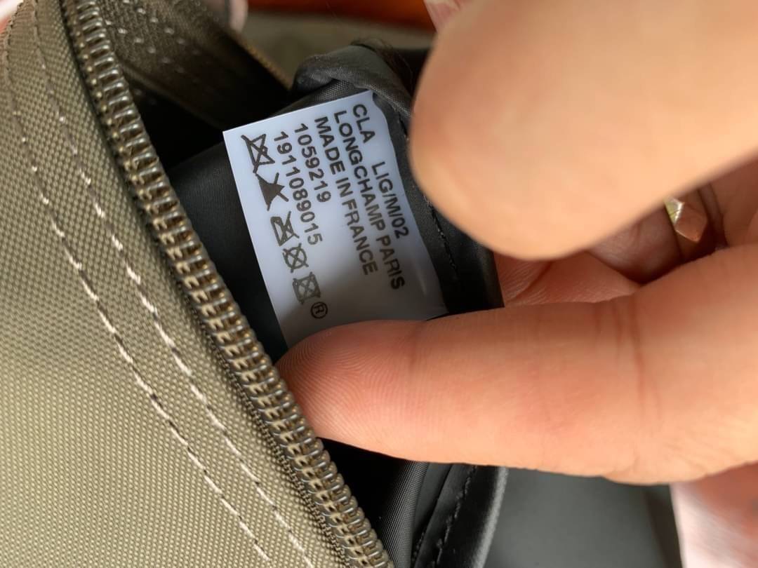 LONGCHAMP LE PLIAGE CLUB TRAVEL BAG กระเป๋าขนาดใหญ่สำหรับการเดินทาง เราเรียกที่นี้ว่า travelling bag รุ่นคลาสสิค มาพร้อมสายสะพายยาวที่ปรับและถอดออกได้ ความพิเศษของรุ่นนี้ที่ครองใจนักเดินทางทั่วโลก คือซิปรอบตรงกลางตัวกระเป๋า สามารถเปิดซิปเพื่อขยายขนาดและพั