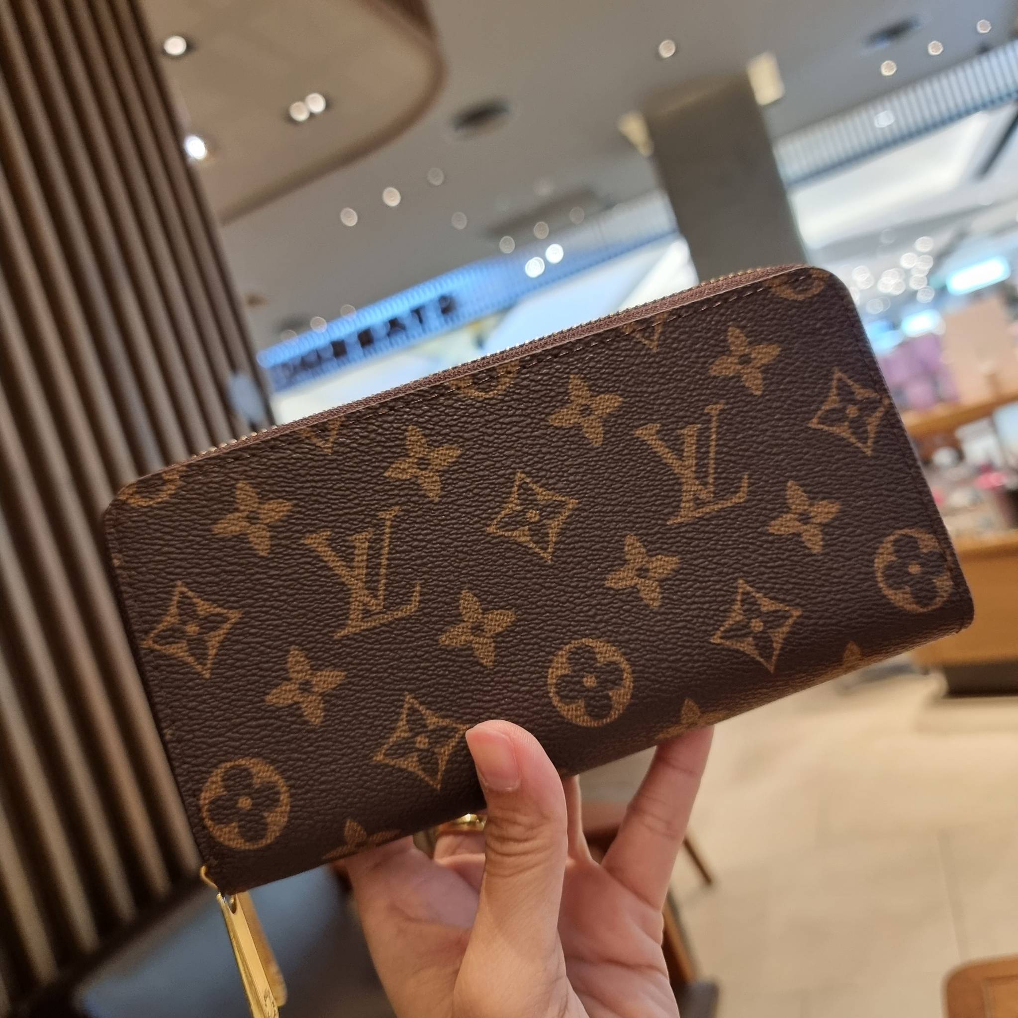 2ซิปก็ต้องมาแล้วแหละ!! IN STOCK แล้ว!! ด่วน!! เตือนแล้วน้า!!! LV long wallet ไอเท็มสุดฮิต ติดทุกกระแส แรงไม่เคยตก รุ่น unisex ที่จะหนุ่มๆสาวๆ ก็เลิฟได้หมด!! ใบยาวขนาดกำลังเหมาะมือ รอบนี้คือดี คุ้ม เพราะมาสองซิป ใส่กันแบบเน้นๆ เงินตุงกระเป๋ารับทรัพย์!! ถือ
