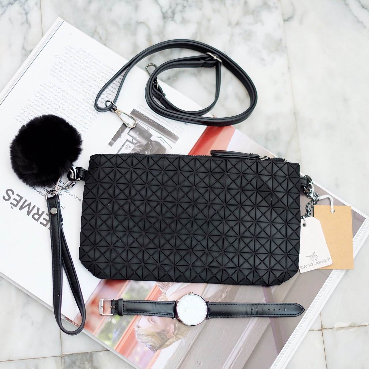 💥รุ่นขายดี สีเข้าเพิ่มค่า !!! เอาใจสาวๆ ที่ต้องการหากระเป๋าสะพายข้างใบเล็กๆเบาๆ สะพาย cross body สวย สะพายจบในใบเดียว แนะนำใบนี้เลยค่า อะไหล่ดำ เรียบหรูมากคะ จากแบรนด์ David Jones ตัวกระเป๋าสะพาย ปรับเก็บสายถือเป็น clutch bag ได้คะ มีสายคล้องข้อมื