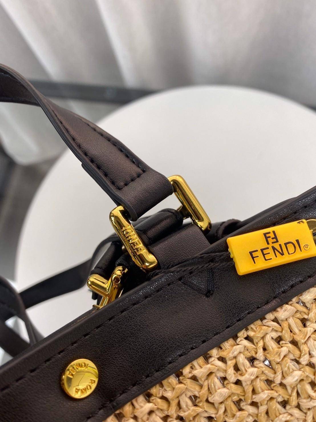 Fendi New Tote Gift bag กระเป๋าสานถือหรือสะพายข้าง ด้านหน้าปักโลโกแบรนด์ อะไหล่ทองหรูหรา น้ำหนักเบา ด้านในโล่ง จุของได้เยอะ สายสั้นสายยาวถอดสายไม่ได้ พับเก็บด้านในกระเป๋าได้ เหมาะกับวันสบายๆ ใบเดียวเที่ยวได้หมดไม่มีเอ้า จะถือหรือสะพายข้างก็เริ่ด ใบนี้เรีย