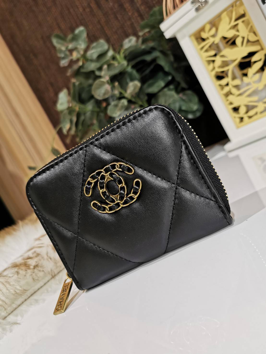 พรีเมี่ยมกิ๊ฟแท้ 100% 】CHANEL SHORT WALLET WITH ZIP VIP GIFT WITH PURCHASE (GWP) พรีเมี่ยมกิ้ฟรุ่นใหม่จาก Chanel Make Up Lotte Duty Free Korea วัสดุหนังนิ่มสีดำสวยหรูคลาสสิคด้านหน้าประดับโลโก้แบรนด์สวยดูดี