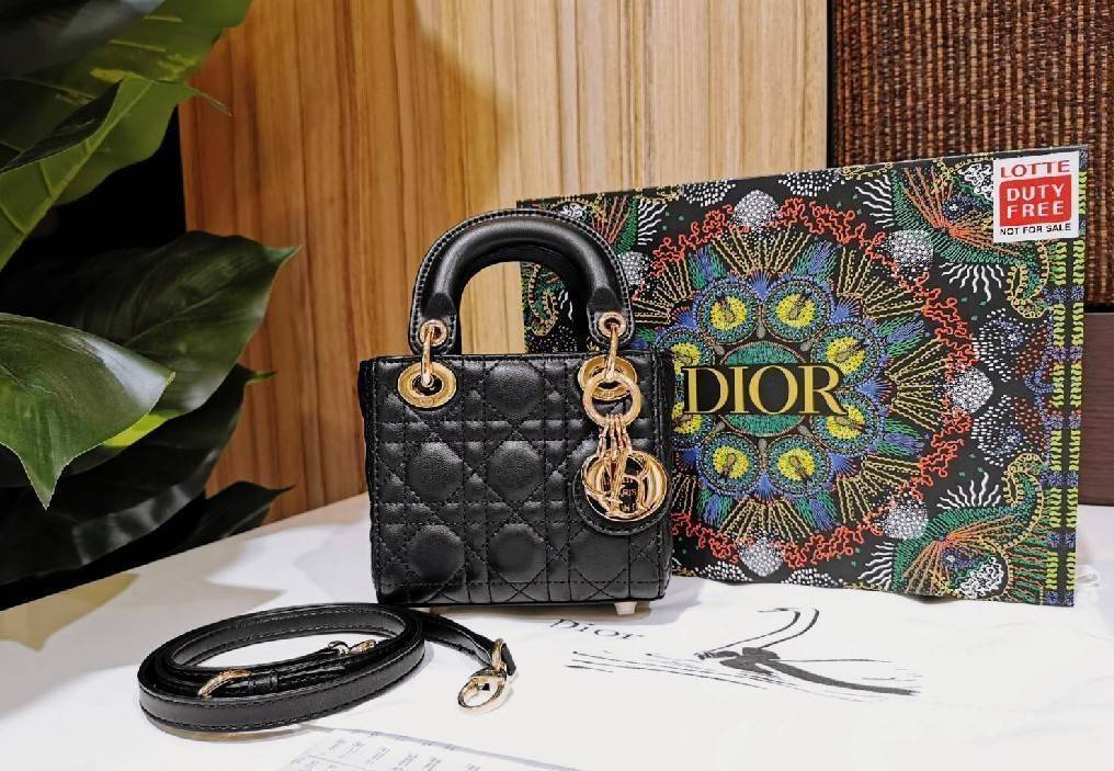 CHRISTIAN DIOR MINI BAG VIP GIFT WITH PURCHASE (GWP) พรีเมี่ยมกิ้ฟ Limited Edition จาก DIOR DUTYFREE COUNTER วัสดุหนังแท้ Calfskin ทรงเหลี่ยมหนังสวยหรูอยู่ทรงขึ้นลายเอกลักษณ์แบรนด์ ประดับTAGห้อยโลโก้แบรนด์อะไหล่ทองด้านหน้า เปิดปิดด้วยฝาปิด ภายในโล่งมีโลโก