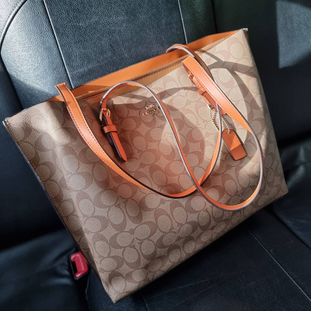 COACH 1665 MOLLIE TOTE IN SIGNATURE CANVAS กระเป๋าโท้ทใบใหญ่ ไม่ต้องกลัวของหล่นหายอีกต่อไป!! ทรงสวยใส่ของได้เยอะจริงๆ สีนี้คือคุณหนูหรูจัดมาก!! วัสดุหนังแคนวาสเคลือบลาย ภายในโล่งกว้าง มีช่องซิปกลางใส่ของได้อีก สะพายใบนี้ไปต่างจังหวัดได้สบายๆ ตอบโจทย์สาวๆท