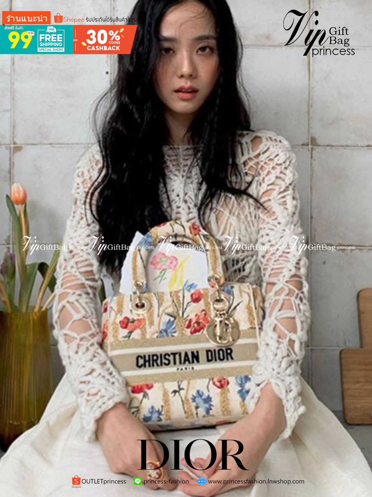 DIOR WOMEN MEDIUM LADY D-LITE BAG VIP GIFT WITH PURCHASE (GWP) พรีเมี่ยมกิ้ฟ Limited Edition จาก DIOR DUTYFREE COUNTER วัสดุหนังแท้ Calfskin หุ้มด้วยผ้า Cannage อีกชั้นและปักลวดลาย 'Dior Palm' กระเป๋า Lady D-Lite ผสมผสานความสง่างามและคลาสสิกที่เ