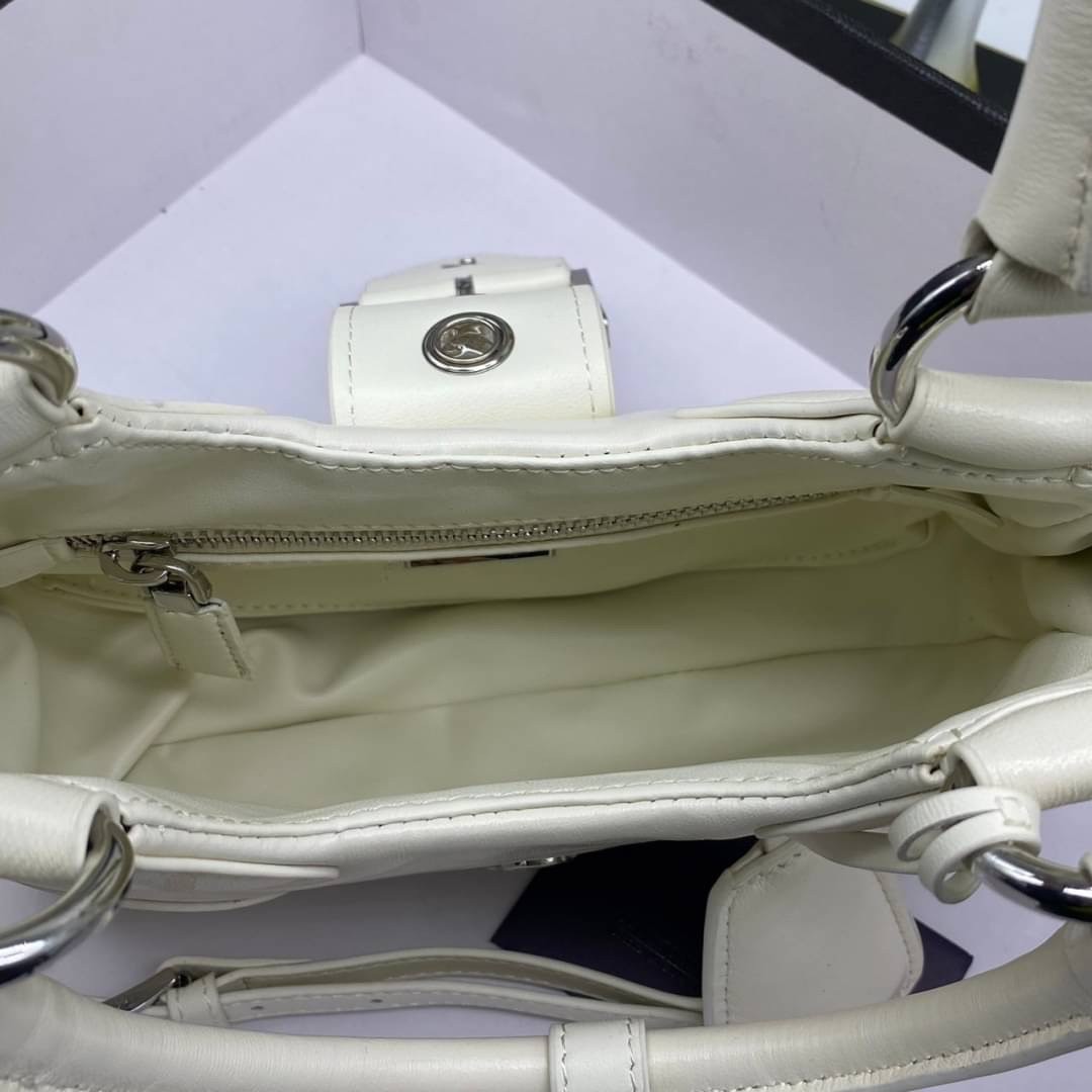 Prada Moon padded nappa-leather bag / PRADA LEATHER HANDBAG พร้อมส่งที่ไทย กระเป๋าสะพาย คอลที่ใครๆ เห็นก็ต้องรัก ขนาดกำลังน่ารัก ดีไซน์สวยดูแพง ด้วยวัสดุที่มีคุณภาพหนัง nappa สัมผัสดีงาม