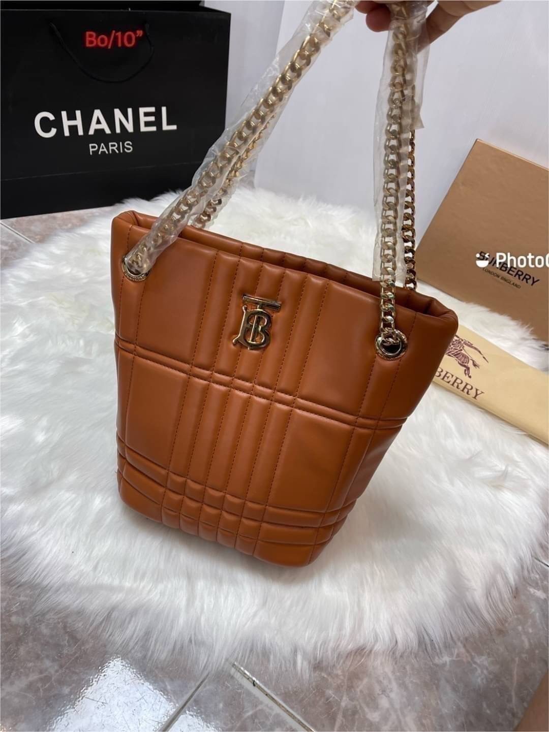 BURBERRY Quilted Leather Small Lola Bucket Bag / BURBERRY FRAGRANCES BAG กระเป๋าทรงโท้ทหนังนิ่มสวยหรูดูดี ภายในโล่งกว้างใส่ของได้เยอะ