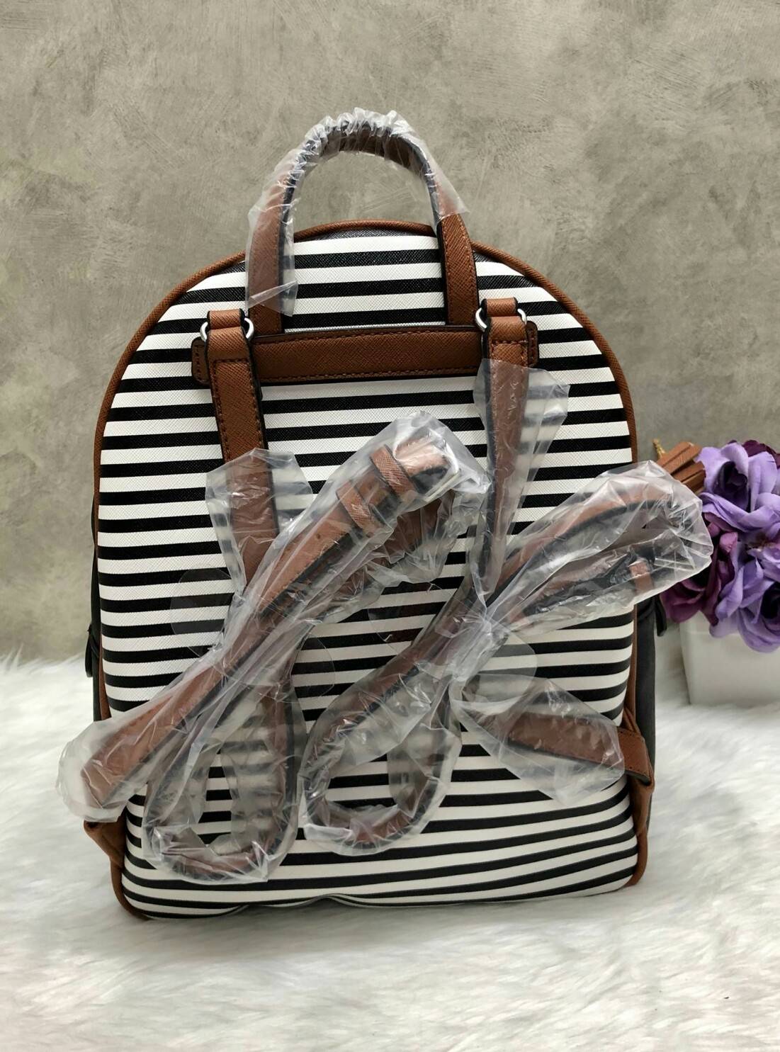 GUESS Women’s Backpack New arrival จากแบรนด์ GUESS รุ่นหายากค่ะ - กระเป๋าเป้สะพายหลัง วัสดุหนังลาย saffiano - ด้าานหน้ามี logo brand, มีช่องซิปมาพร้อมพู่สะดวกใช้ - เปิดปิดกระเป๋าแบบซิปคู่ หู้หิ้วหนัง - ภายในกระเป๋าโล่งกว้าง จะได้เยอะค่ะ มีช่องซิปเล็กอีก 1