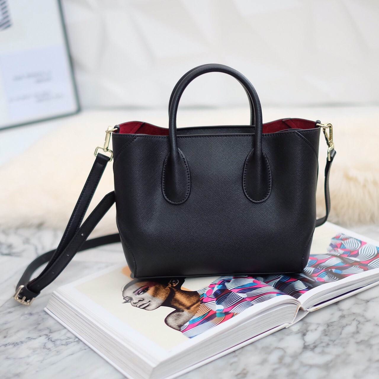 KEEP รุ่น COZY สวย ตอบโจทย์ ด้วยรูปทรงที่ เรียบหรู ทรงกระเป๋า ปรับได้ 2 แบบ เก็บทรง หรือ ขยายทรงได้ ตอบโจทย์ทุกการใช้งาน หนังกระเป๋า Saffiano อย่างดี ภายใน บุด้วย ผ้า Craft เอกลักษณ์เฉพาะ ทำให้ กระเป๋าเบา และ เพิ่มความสวยงาม ภายใน ทำช่อง แยก เฉพาะ สำหรับเ