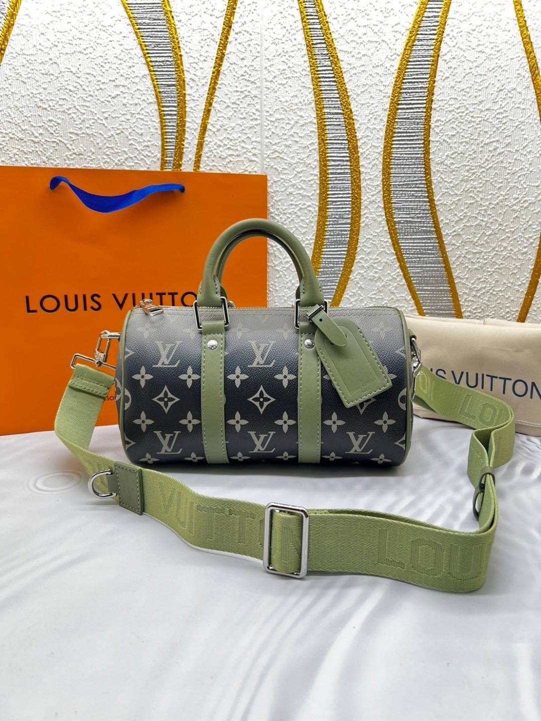 LV Keepall Bandoulière 25 Bag Khaki green Monogram Gradient กระเป๋าสะพายรุ่นใหม่ เพิ่มลูกเล่นใหม่สีเขียวกากีไล่เฉดสี พิมพ์ลายโมโนแกรม สวยเท่คลาสสิกก่อนใคร