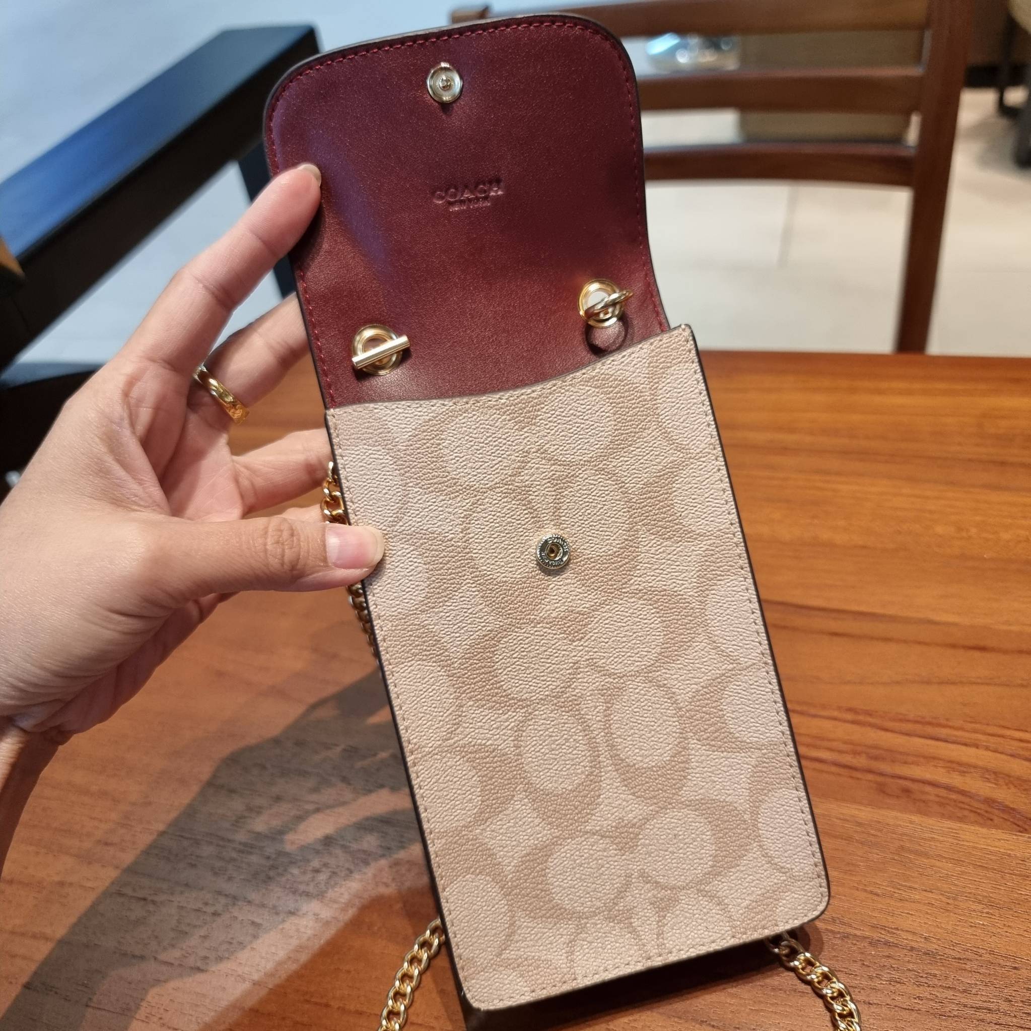 COACH F73486 NORTH/SOUTH PHONE CROSSBODY IN SIGNATURE CANVAS WITH FRUIT 🍒🍓🍋 แจกความสดใสกันอีกครั้ง!! กับกระเป๋าสะพายเอนกประสงค์ Case phone ใส่โทรศัพท์มือถือได้ทุกรุ่น ดีไซน์ลายผลไม้ฉ่ำๆ สวยมีเสน่ห์ 💖 วัสดุหนังแคนวาสคุณภาพ ฝ