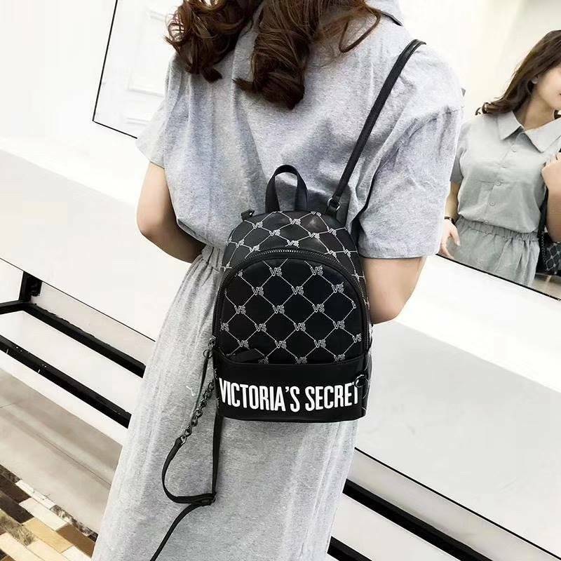 VICTORIA'S SECRET Monogram Mini Citypack กระเป๋าเป้รุ่นใหม่ ดีไซน์สวยเรียบหรู วัสดุหนังเรียบลาย Monogram Cool ขนาดกลางกำลังดี ใส่มินิไอแพค กระเป๋าสตางค์ยาวได้ น้ำหนักเบา เปิดปิดด้วยซิปเดียวหางซิปยาวสกรีนโลโก้แบรนด์ สายสะพายโซ่ต่อหนังแบบเข็มขัดปรับระด