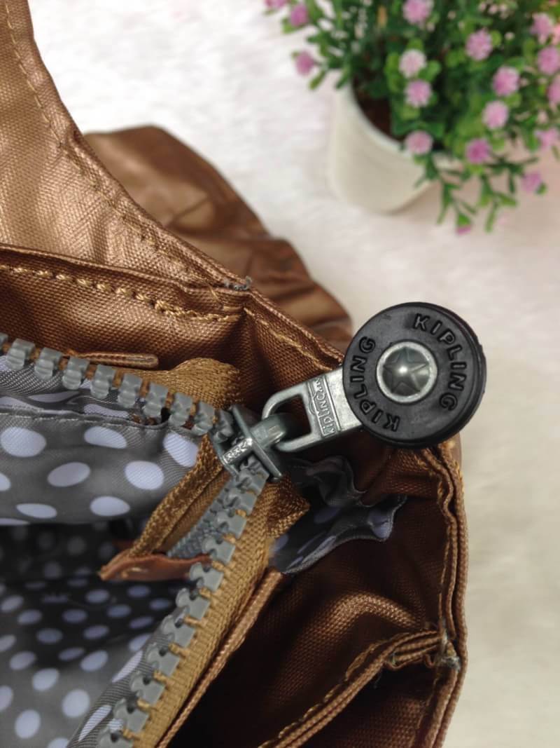 Kipling รุ่น Cicele กระเป๋าสะพายไหล่ใบใหญ่ สวยน่ารัก ตัวกระเป๋าด้านในเป็นช่องโล่งแบบปิดเปิดด้วยซิป มีช่องซิปด้านใน ด้านข้างกระเป๋า มี 2 ช่อง ปิดเปิด ด้วยเทป พร้อมที่ใส่โทรศัพท์ ปากกา และ MP 3 ในส่วนด้านใน และ ด้านข้างกระเป๋า ซ้าย-ขวา เป็นช่องขนาดเล็กสำหรั