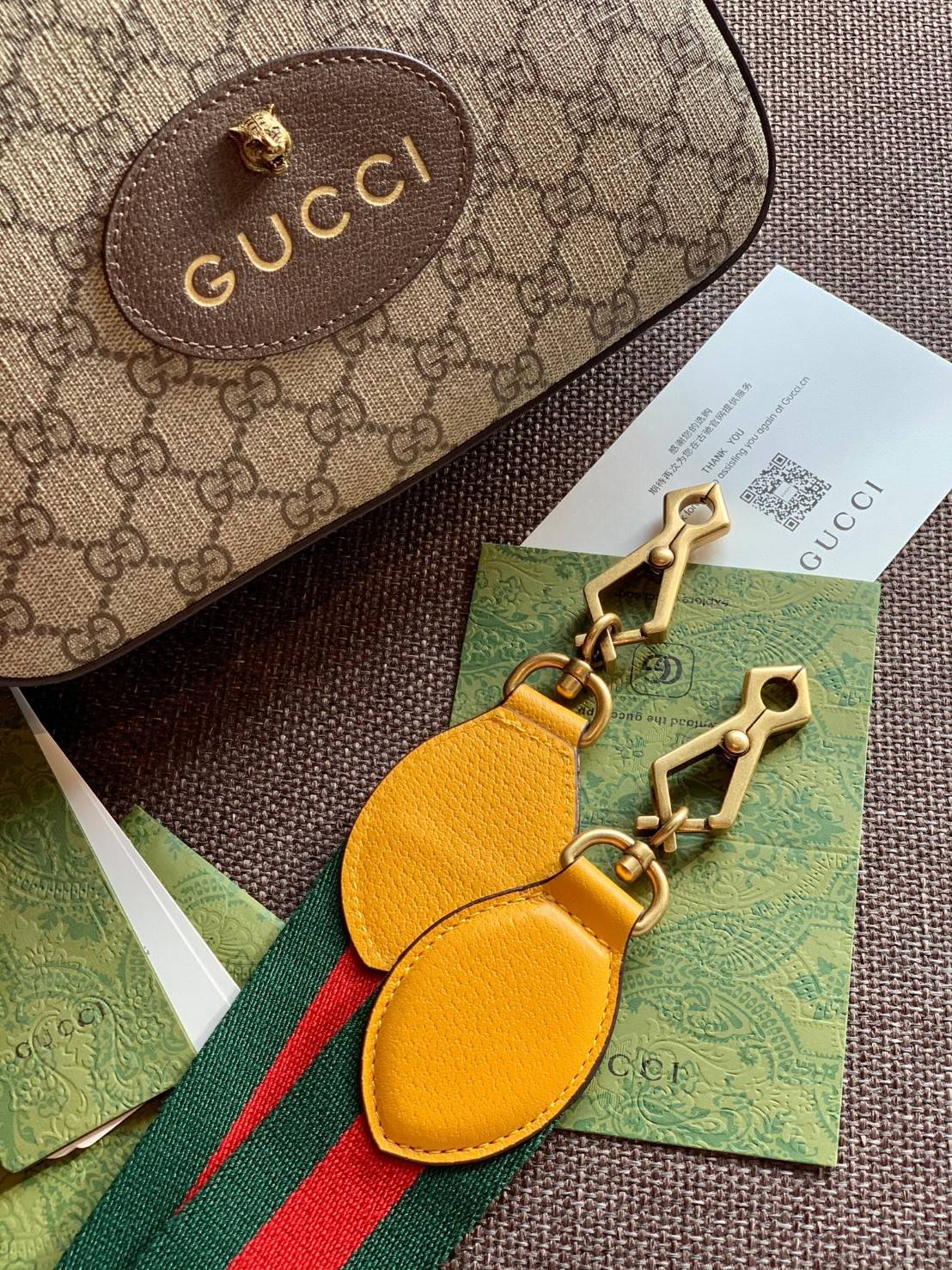 ORI หนังแท้ GUCCI GG SUPREME MESSENGER BAG กระเป๋ารุ่น Unisex ใช้ได้ทั้งหญิงชาย อีกหนึ่งไอเทมที่ต้องมีติดตัวสักใบค่ะ กระเป๋าสะพายข้างหรือครอสบอดี้ร์ งานหนังแกะแท้คุณภาพเกินราคา