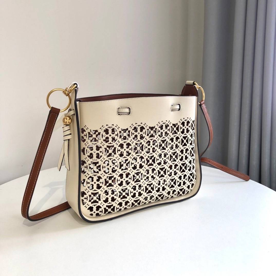 TORY BURCH T MONOGRAM LASER-CUT BELL BAG / TORY TOTE BAG ใจบางที่สุดกับคอลเลคชั่นนี้ กับกระเป๋าสะพายทรงโท้ท งานตามหาและหายาก รุ่นชูโรงสุดฮิต ที่เพิ่มดีเทลความแพงด้วยการฉลุลวดลายโมโนแกรมรอบใบ