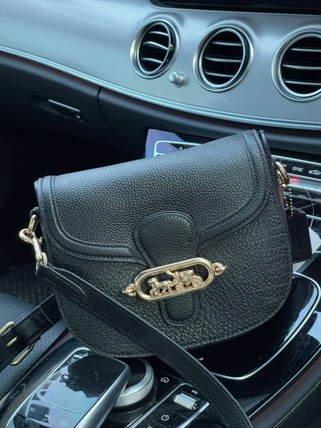 COACH JADE SADDLE BAG 91084 จุดเด่นคือ การออกแบบให้กระเป๋าเป็นรูปทรงที่โค้งมนตามสไตล์โฮโบ (Hobo Style) ผสมผสานกับความสวยงามของโลโก้ด้านหน้าอันเป็นเอกลักษณ์ สายสะพายข้างที่สามารถปรับระดับได้ สวยสะดุดตา ดูแลง่าย นอกจากนี้ คุณยังสามารถนำไป Mix & Match กับการ