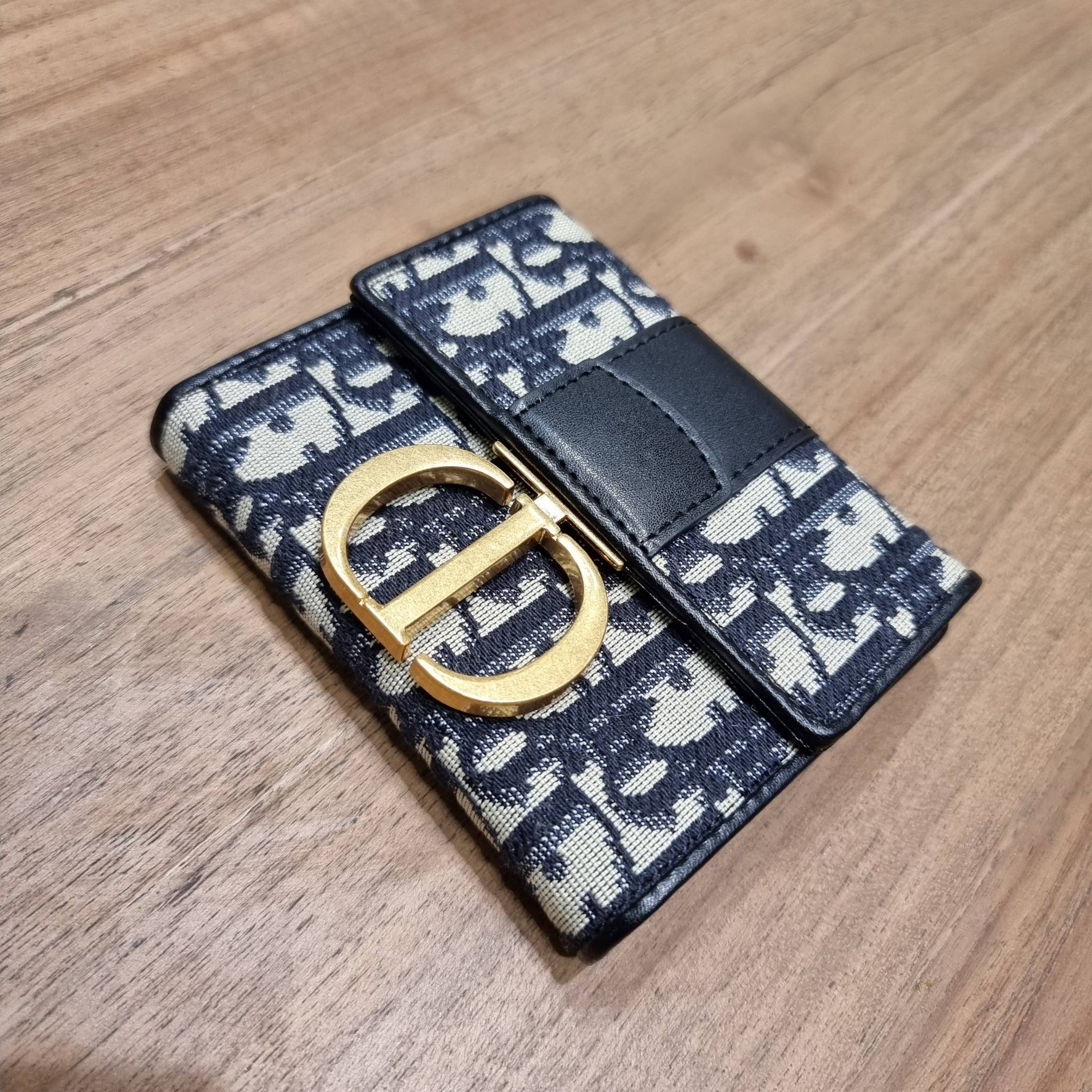 VIP 】CD TRIFOLD WALLET WITH GWP ที่สุดของความคลาสสิค กระเป๋าสตางค์ใบสั้นแบบพับ พรีเมี่ยมกิ๊ฟจากเคาน์เตอร์ วัสดุผ้าแคนวาสปักลาย สลับหนังแท้ภายใน โลโก้สีทองเหลือง สวยวินเทจ โดดเด่นเป็นเอกลักษณ์ ภายในมีช่องใส่บัตร ใส่ธนบัตร ใส่เหรียญได้ คัดมาให้แบบปังๆ ต้องจ