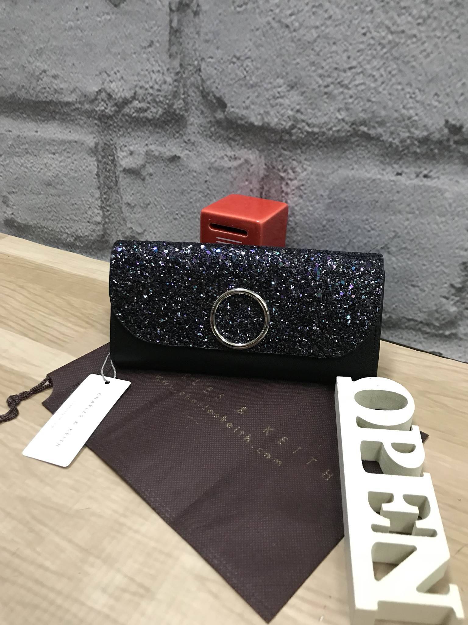 CHARLES & KEITH CIRCULAR DETAIL WALLET กระเป๋าสตางค์ทรงยาว วัสดุหนังpuที่มีทั้งแบบหนังเรียบและหนังลายคาร์เวียร์ เปิดปิดด้วยกระดุมแม่เหล็ก ภายในแยกเป็นช่องใส่บัตร,ธนบัตรและช่องซิปใส่เหรียญ ด้านหลังมีช่องใส่ของอีก1ช่อง ด้านหน้าดีไซน์เรียบง่ายแต่ดูหรู คอลเลค