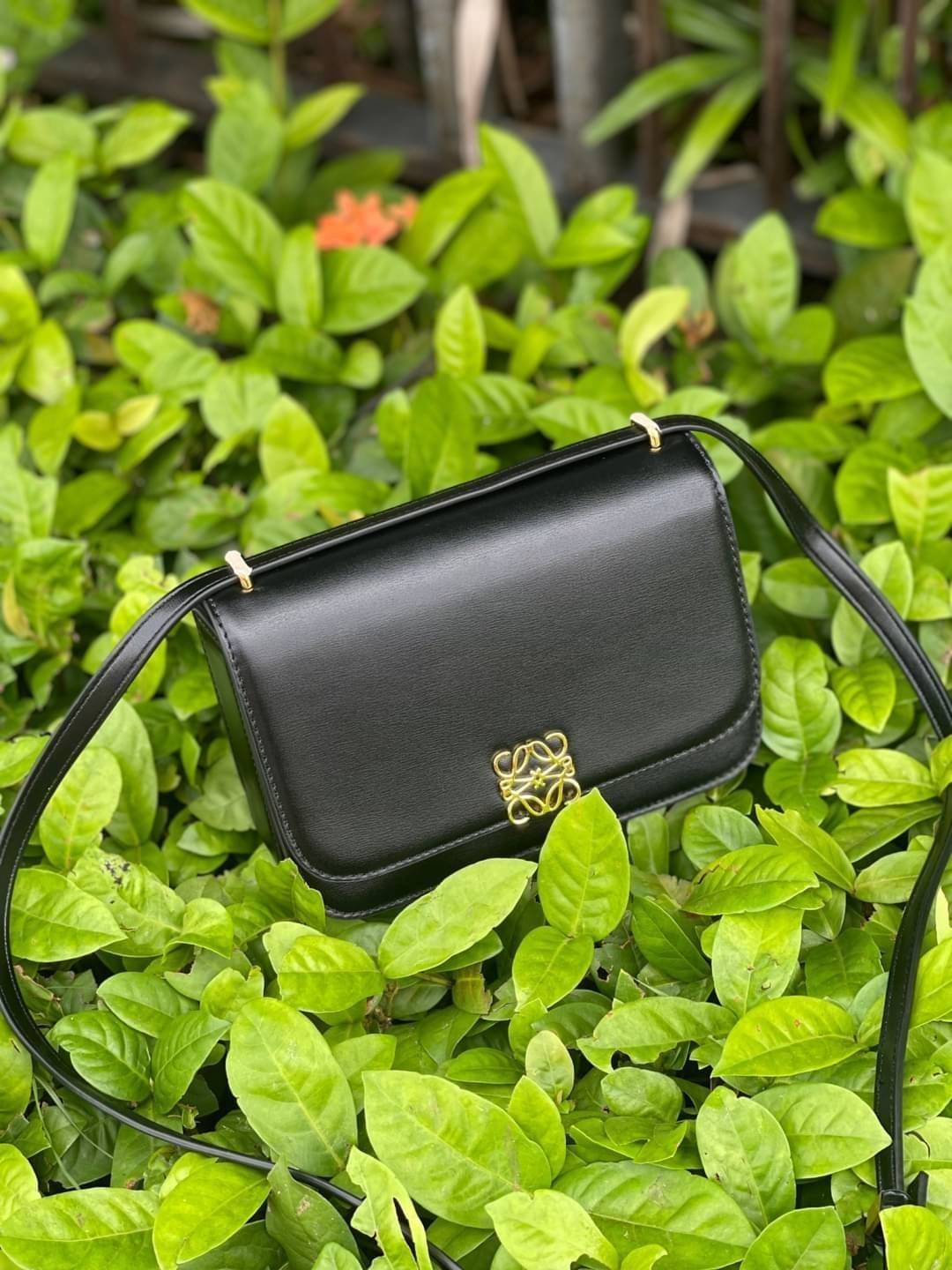 small : LOEWE Goya anagram small leather shoulder bag มาทำความรู้จักทุกดีเทลของ กระเป๋า GOYA ไอเท็มใบใหม่ล่าสุดจาก Loewe ด้วยรูปทรงกล่องอันคลาสสิกที่มาพร้อมรายละเอียดอันน่าค้นหา ด้วยรูปทรงบ็อกสุดคลาสสิก พร้อมโครงสร้างที่กะทัดรัดเปี่ยมไปด้วยสเน่ห์น่าค้นหา 