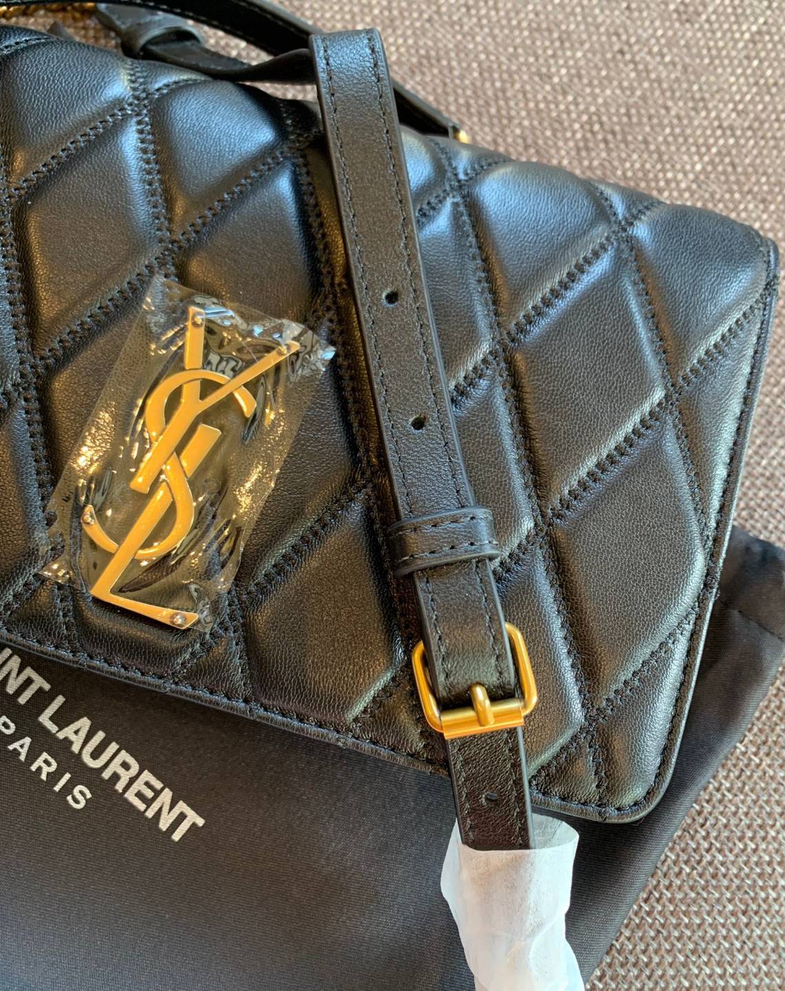 Yves Saint Laurent Shoulder Bag//Clutch Bag พร้อมส่งที่ไทย ทันใช้สงกรานต์นี้กันค่าา! กระเป๋าสะพายข้าง หรือสามารถทบสายเป็นสายคู่เป็นแบบคล้องไหล่ได้และสามารถถอดสายออกถือแบบคลัทออกงานก็ยิ่งสวยโดดเด่นมากๆเลยค่ะ หนังแท้อย่างดี หนังนิ่มน่าใช้ หลงไหลน้องแน่นอนค่