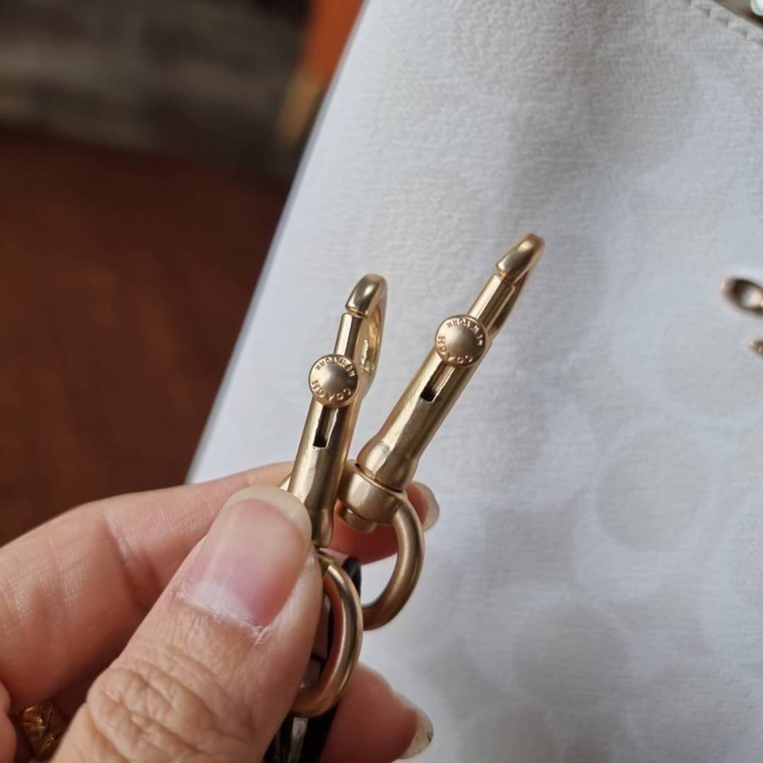 COACH 2312 SMALL TOWN BUCKET BAG IN SIGNATURE CANVAS รุ่นยอดนิยมใบเล็กมาครบสีแล้วจ้า กระเป๋าทรงบัคเก็ต สีผู้ดี๊ผู้ดี ตัวกระเป๋าดีไซน์คลาสสิคลายซี ดูโดดเด่น วัสดุหนังแคนวาสเคลือบลาย สวยคมทุกมุมจริงๆ!! เปิด-ปิดด้วยกระดุมแม่เหล็กทั้ง 2 ฝั่ง ภายในเป็นช่องโล่ง